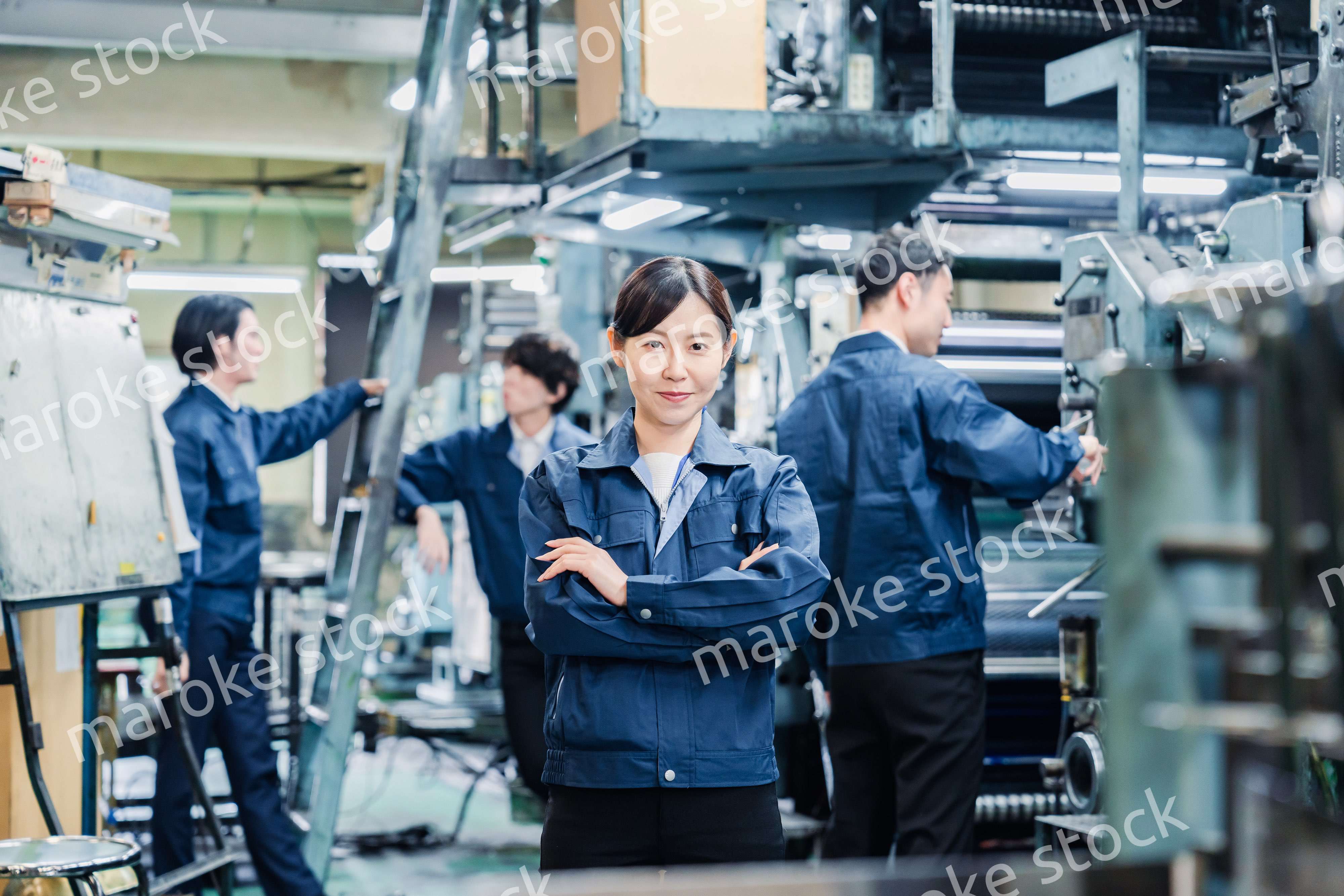工場で笑顔で働く女性作業員