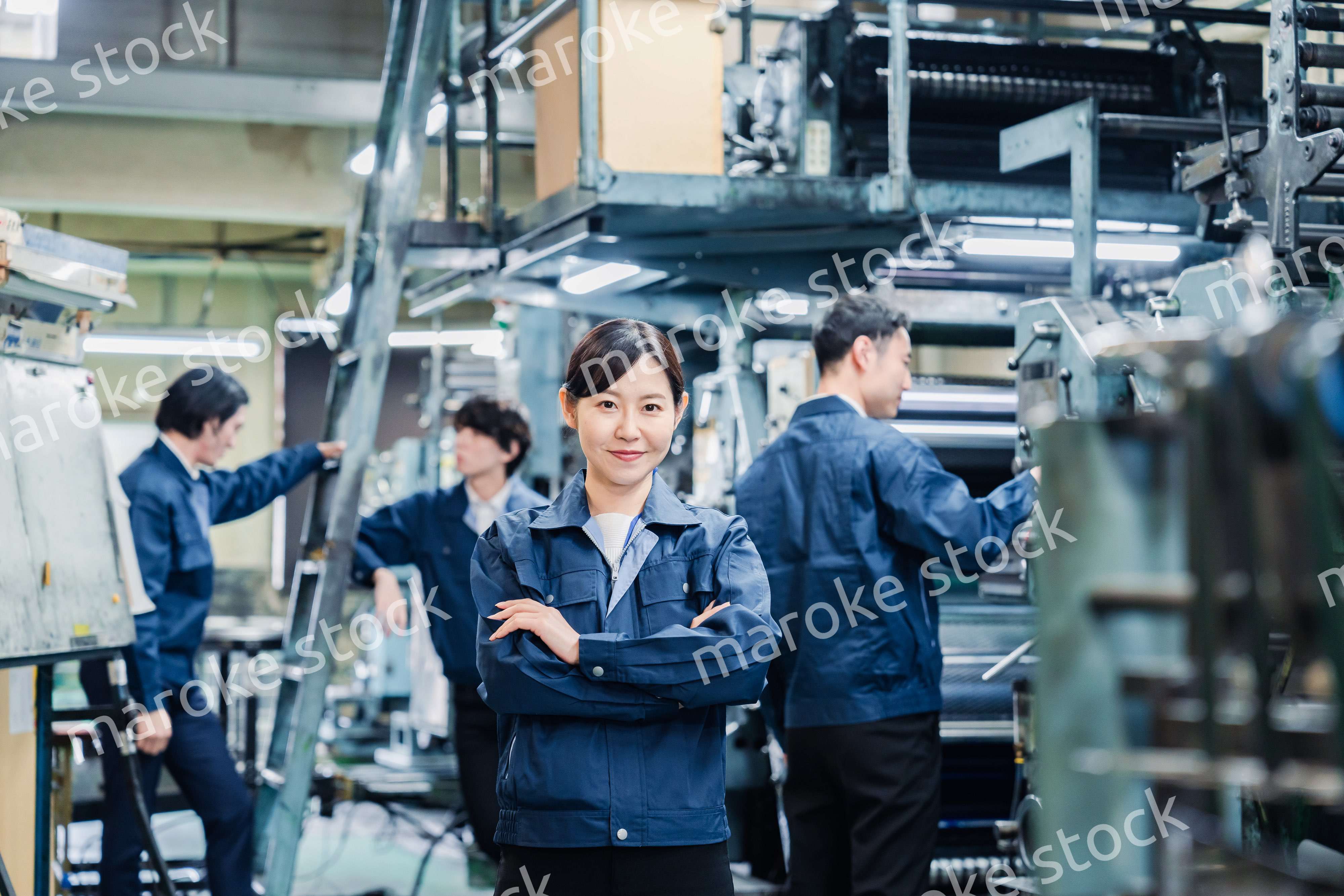工場で笑顔で働く女性作業員