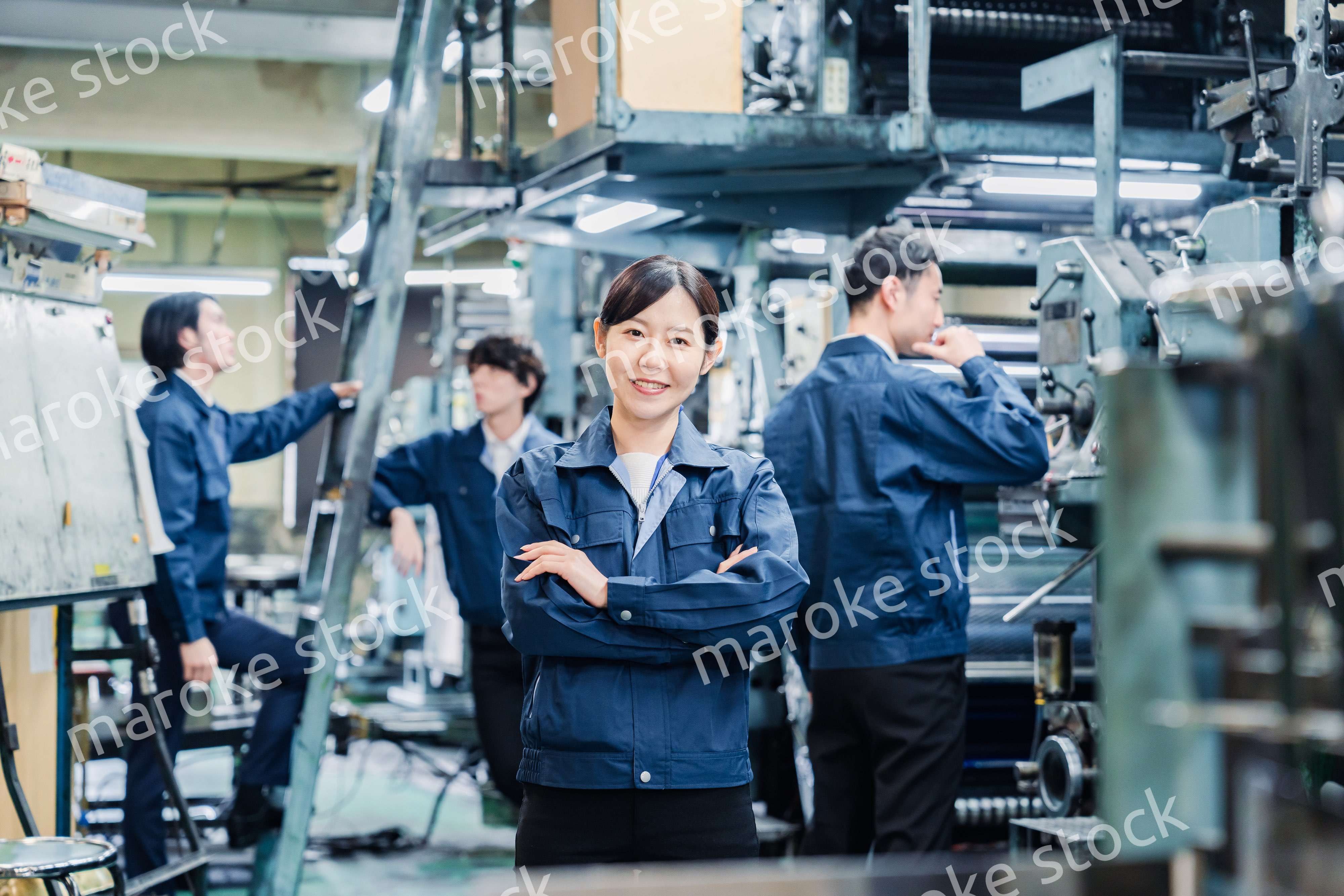 工場で笑顔で働く女性作業員