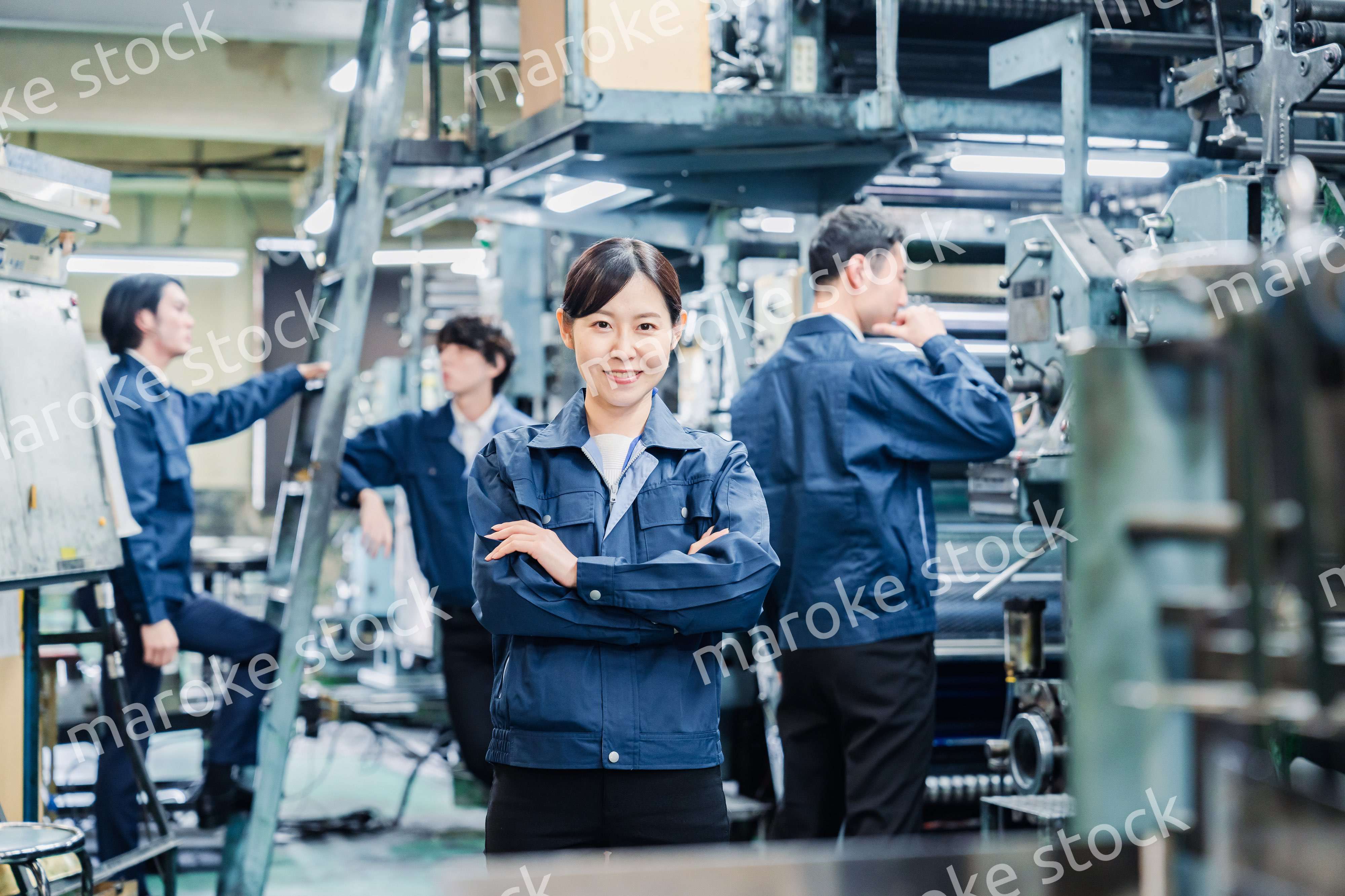 工場で笑顔で働く女性作業員