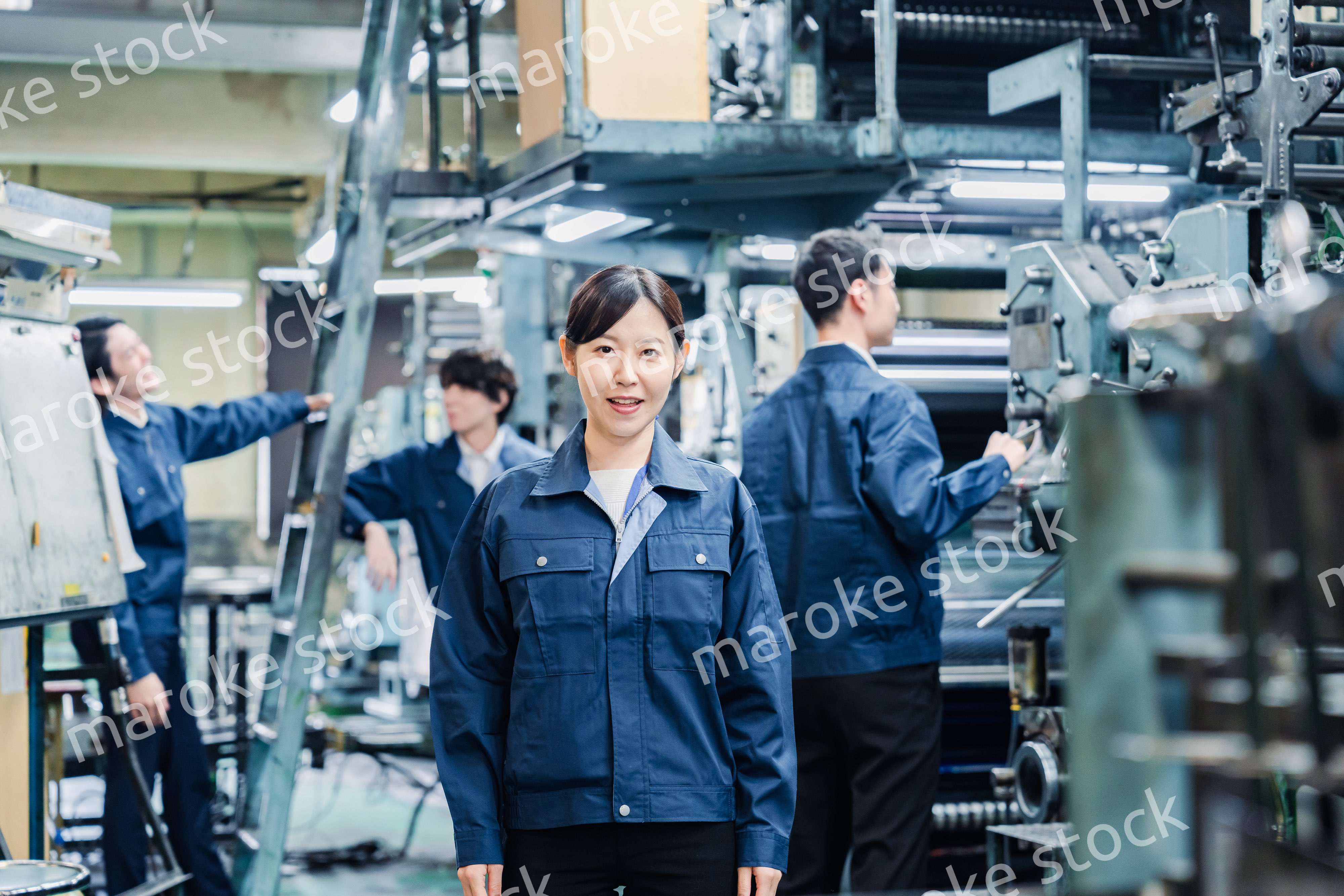 工場で笑顔で働く女性作業員