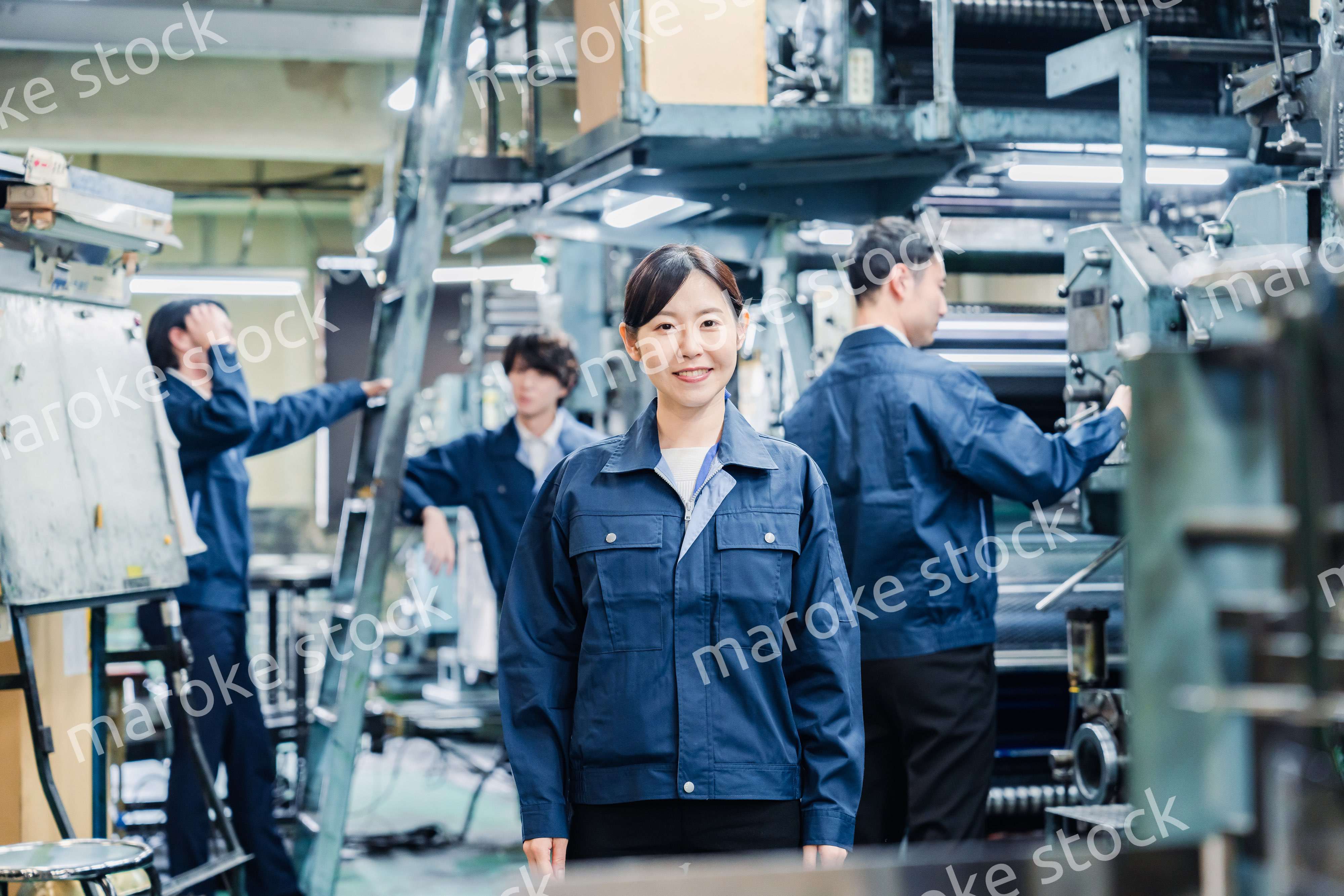 工場で笑顔で働く女性作業員
