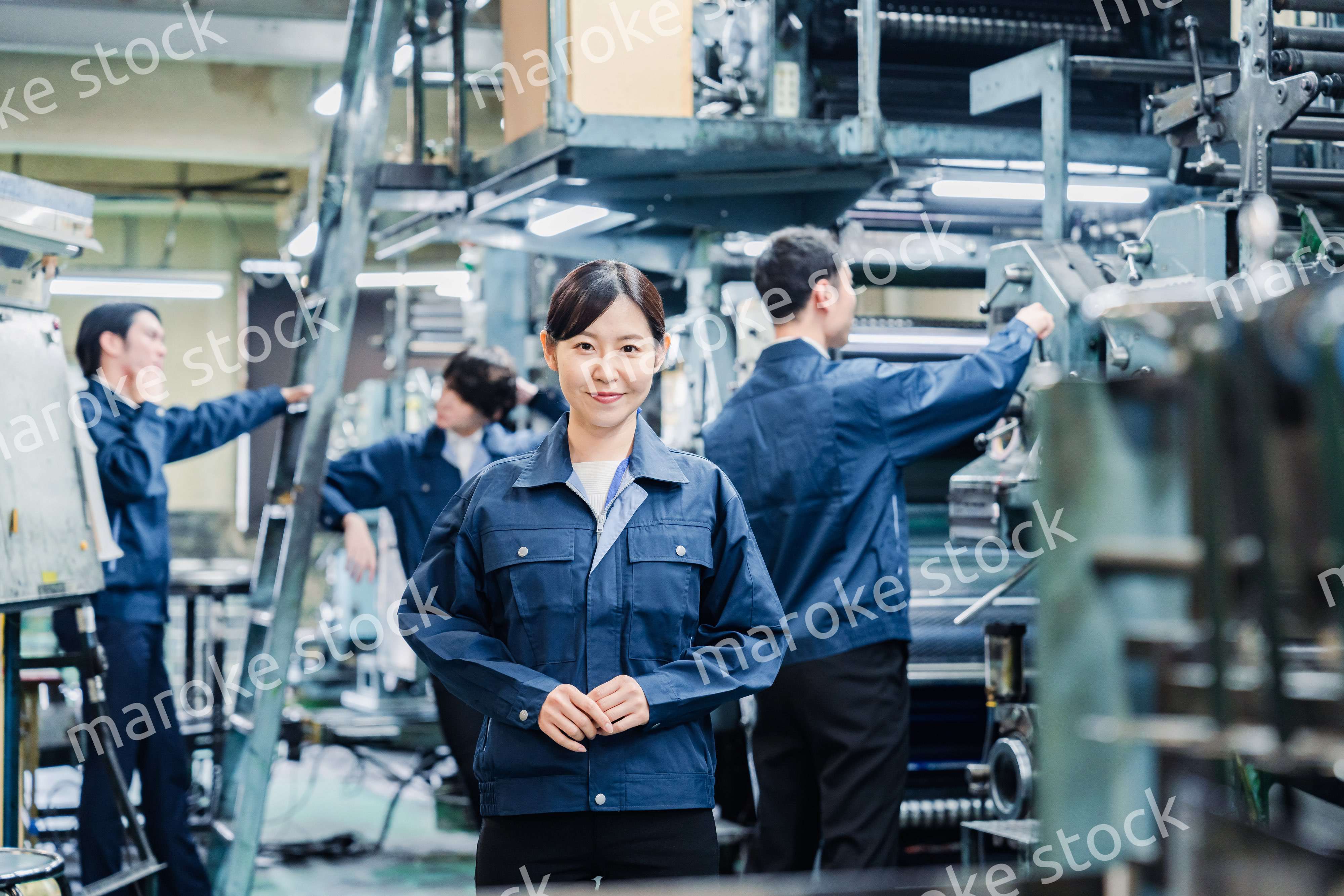 工場で笑顔で働く女性作業員