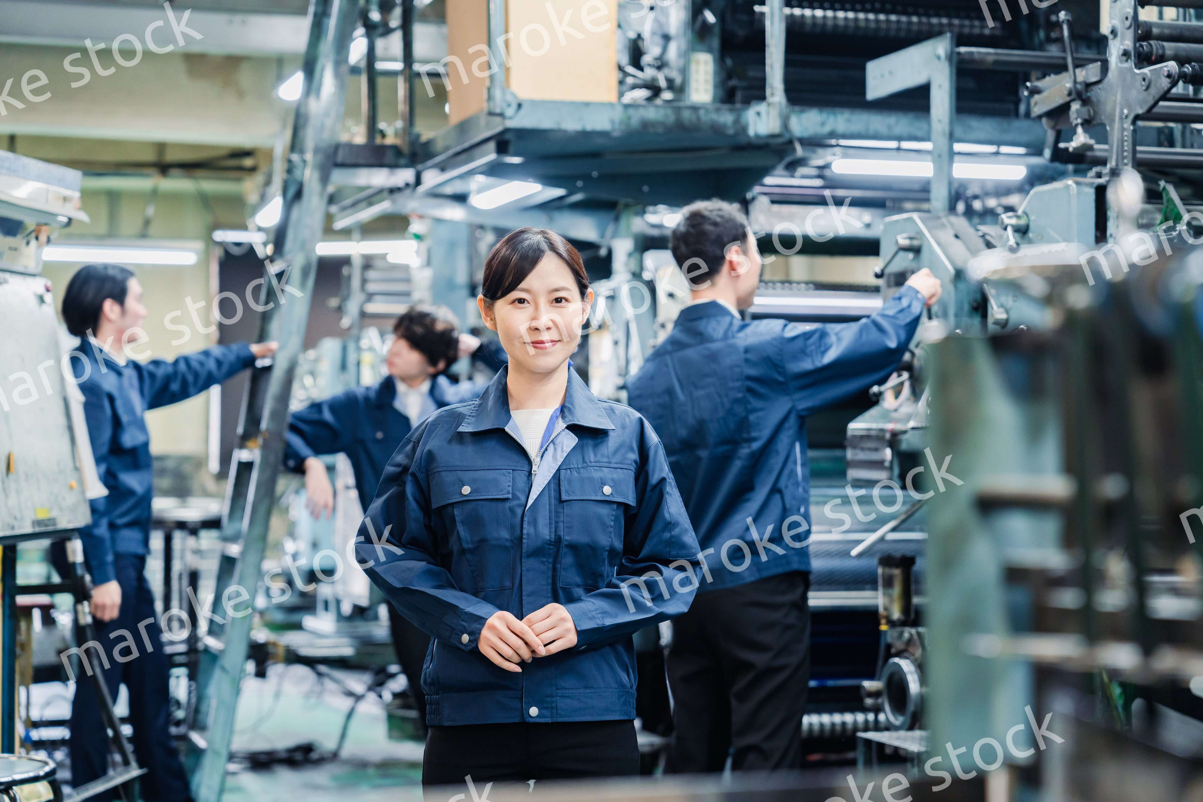 工場で笑顔で働く女性作業員