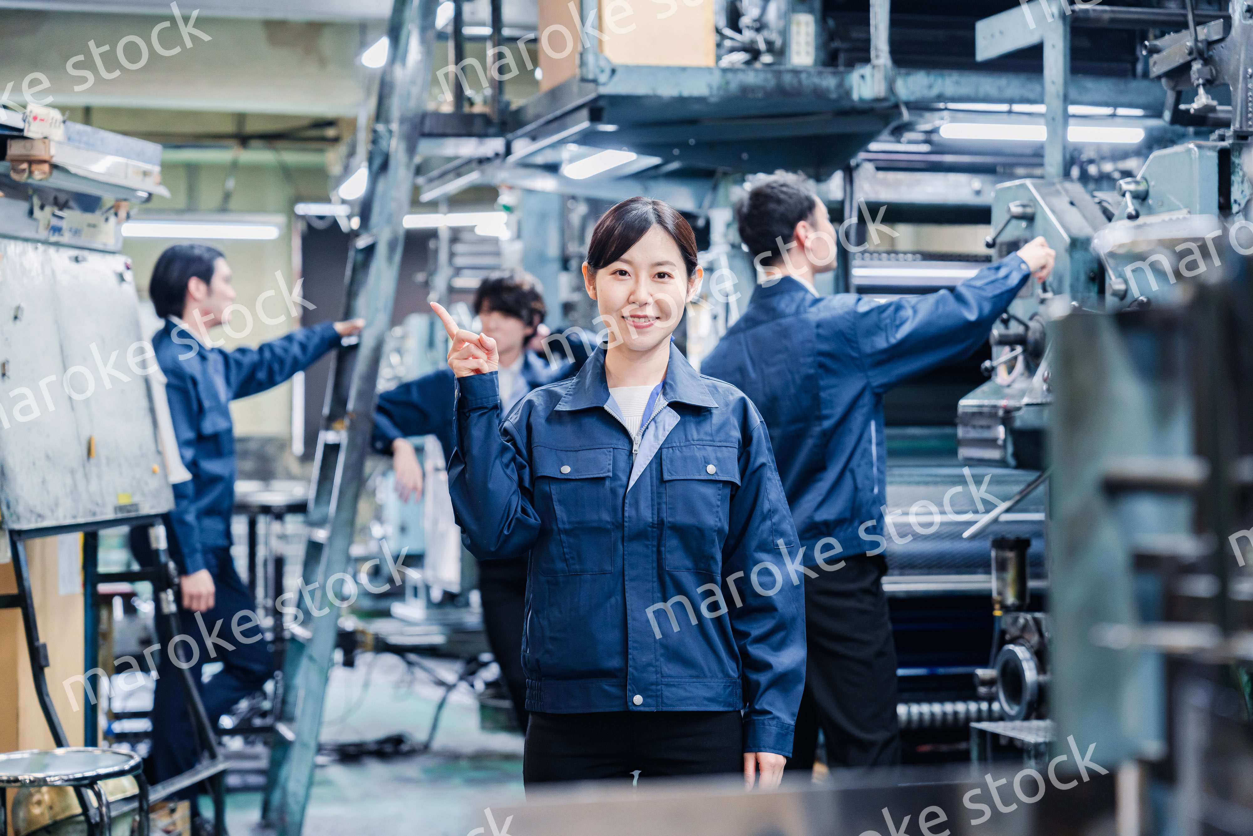 おすすめを指差す工場スタッフの女性