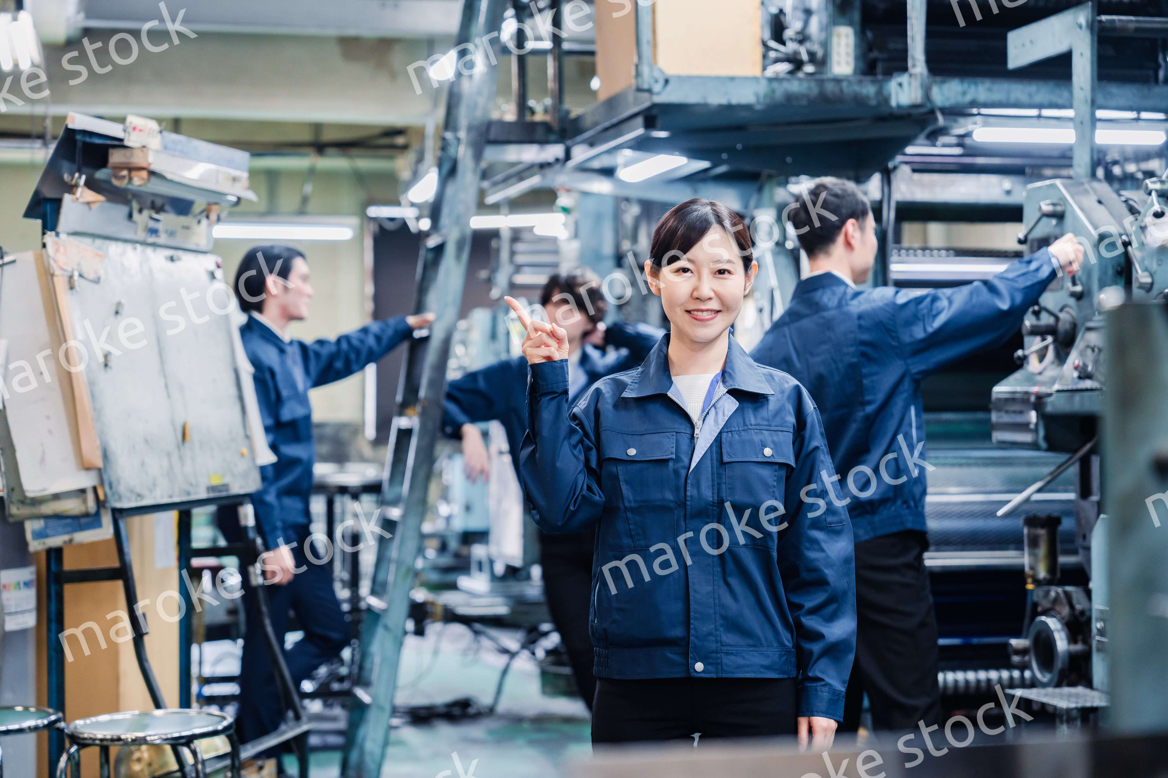 おすすめを指差す工場スタッフの女性