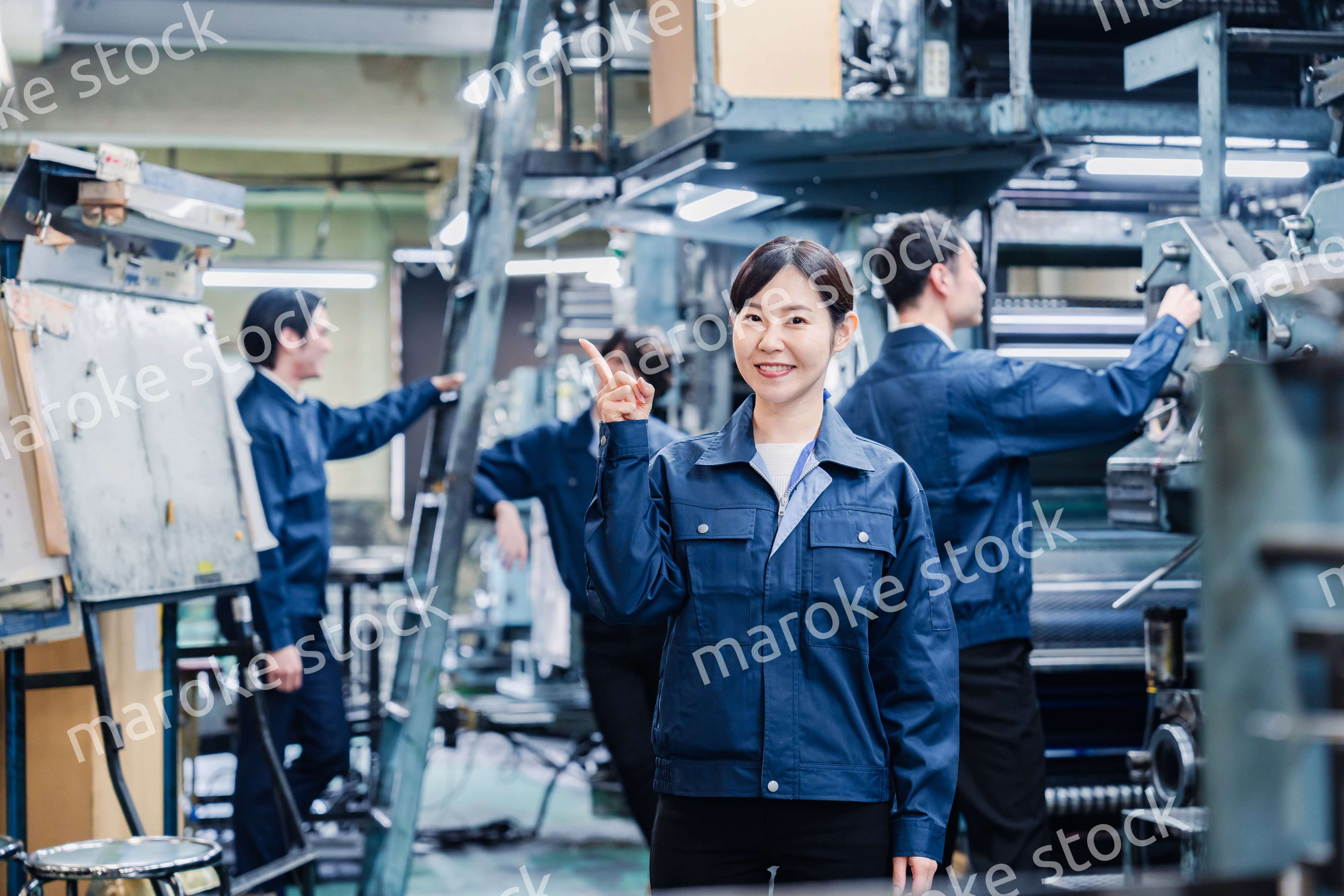 おすすめを指差す工場スタッフの女性