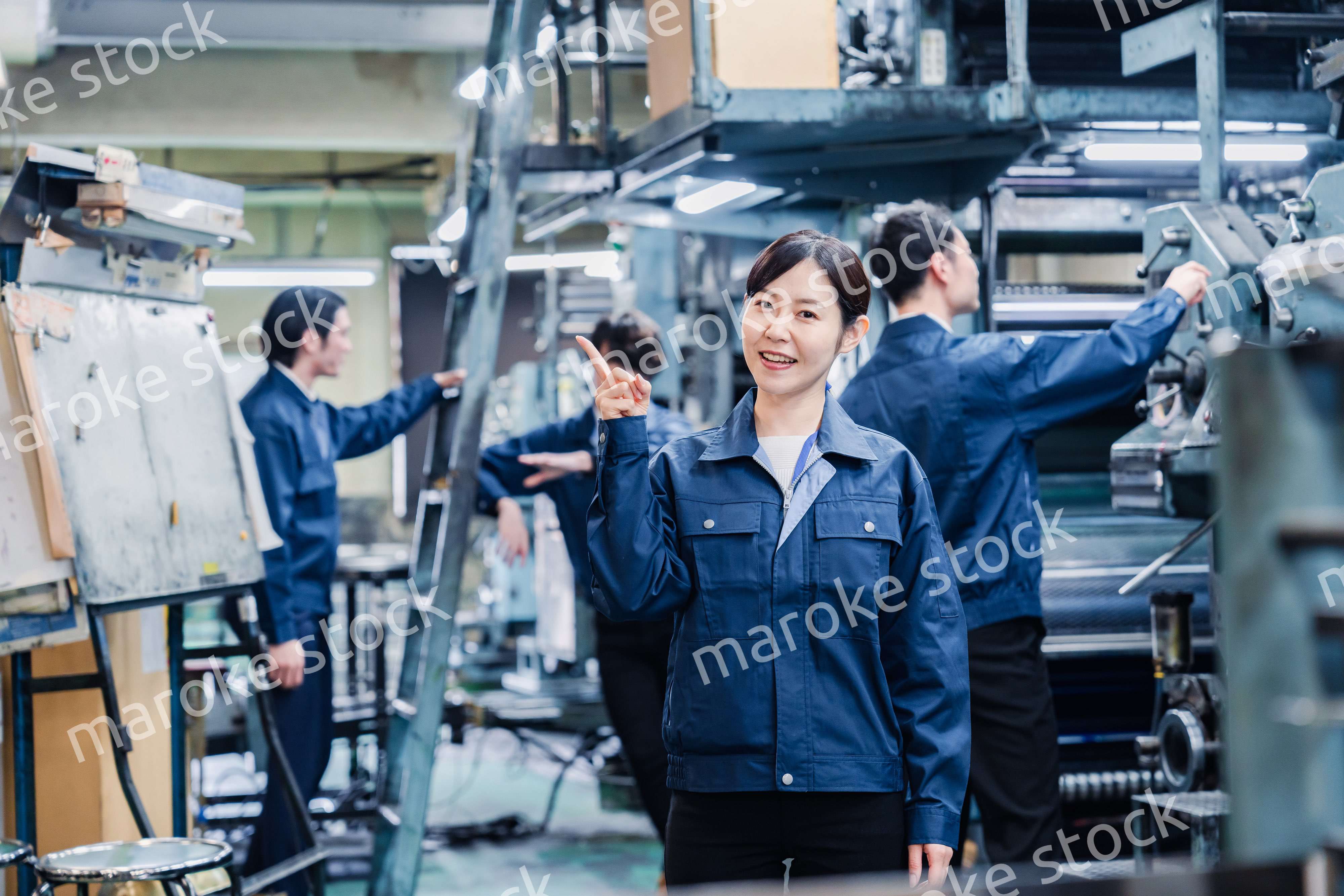 おすすめを指差す工場スタッフの女性