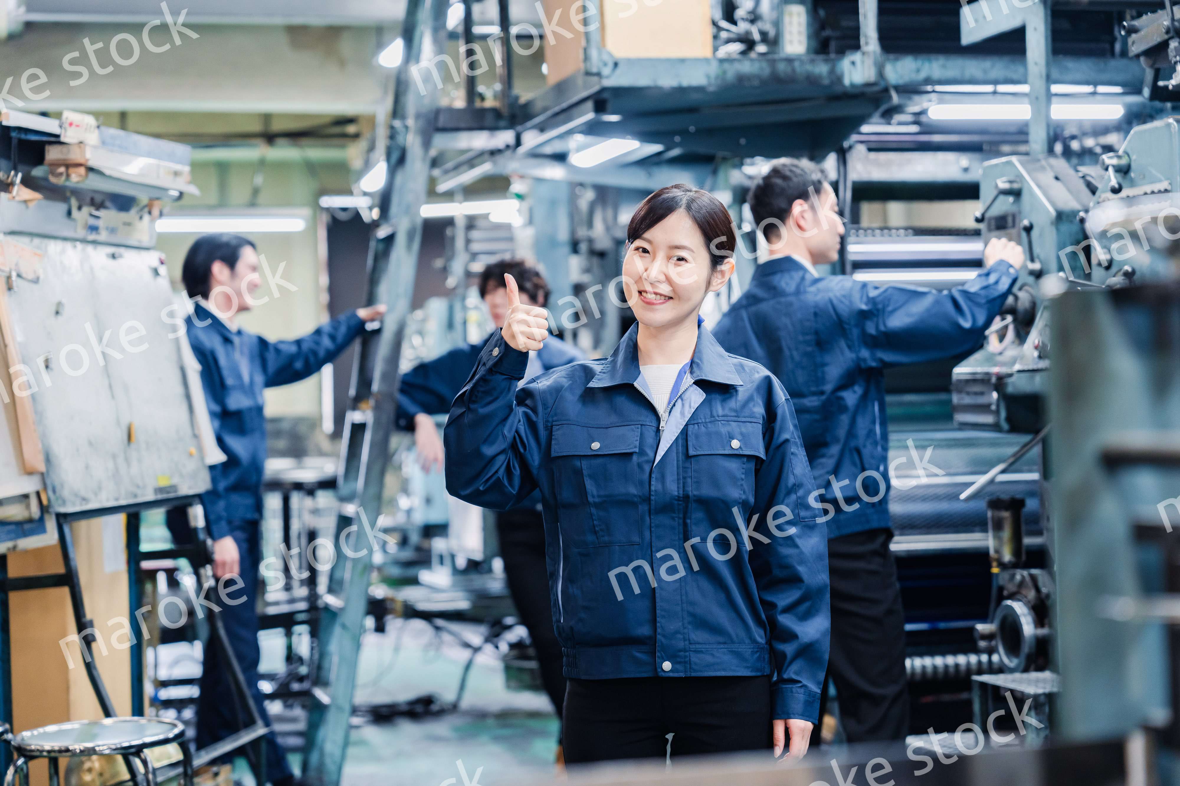 グッドサインをする工場労働者