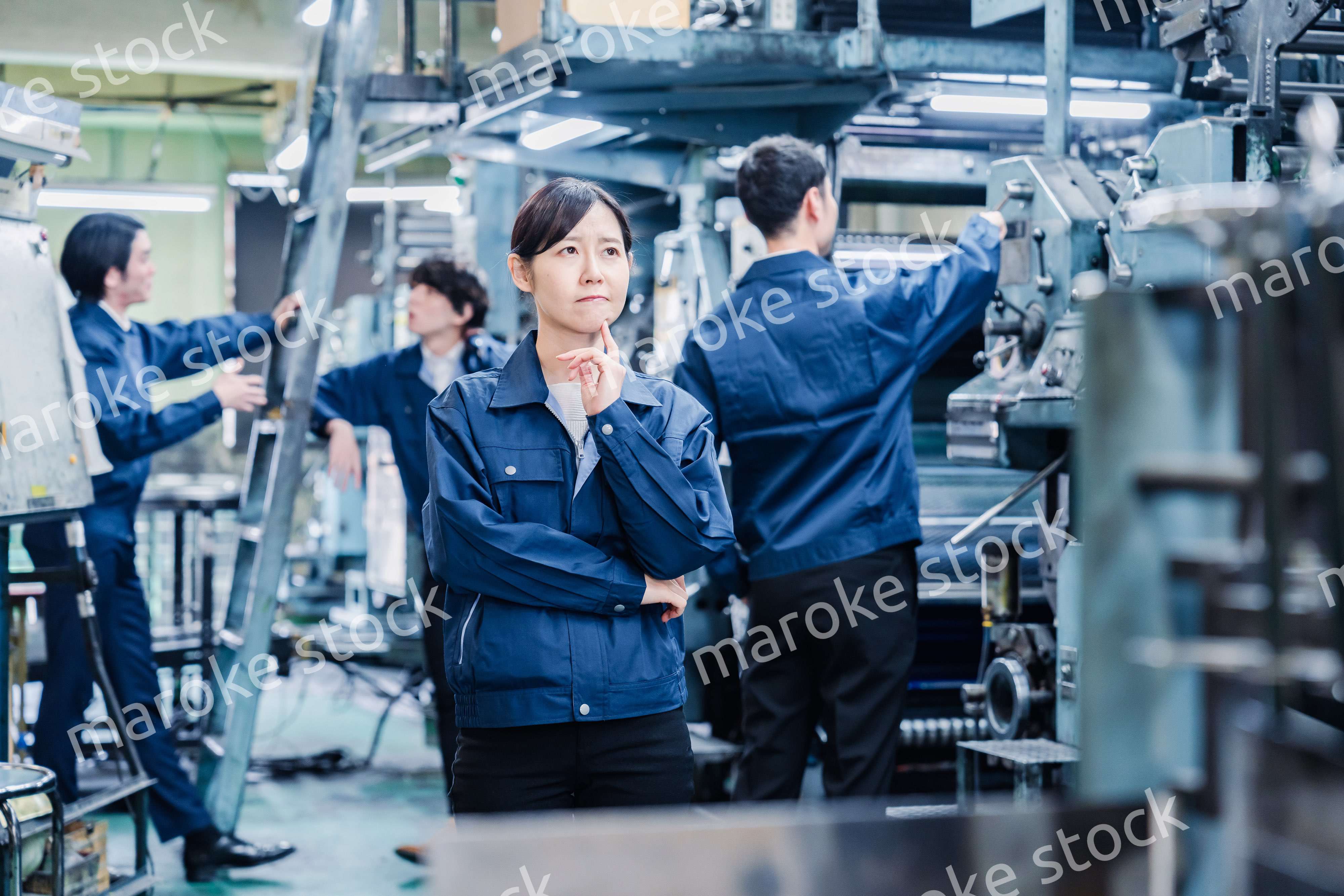 工場で悩む労働者