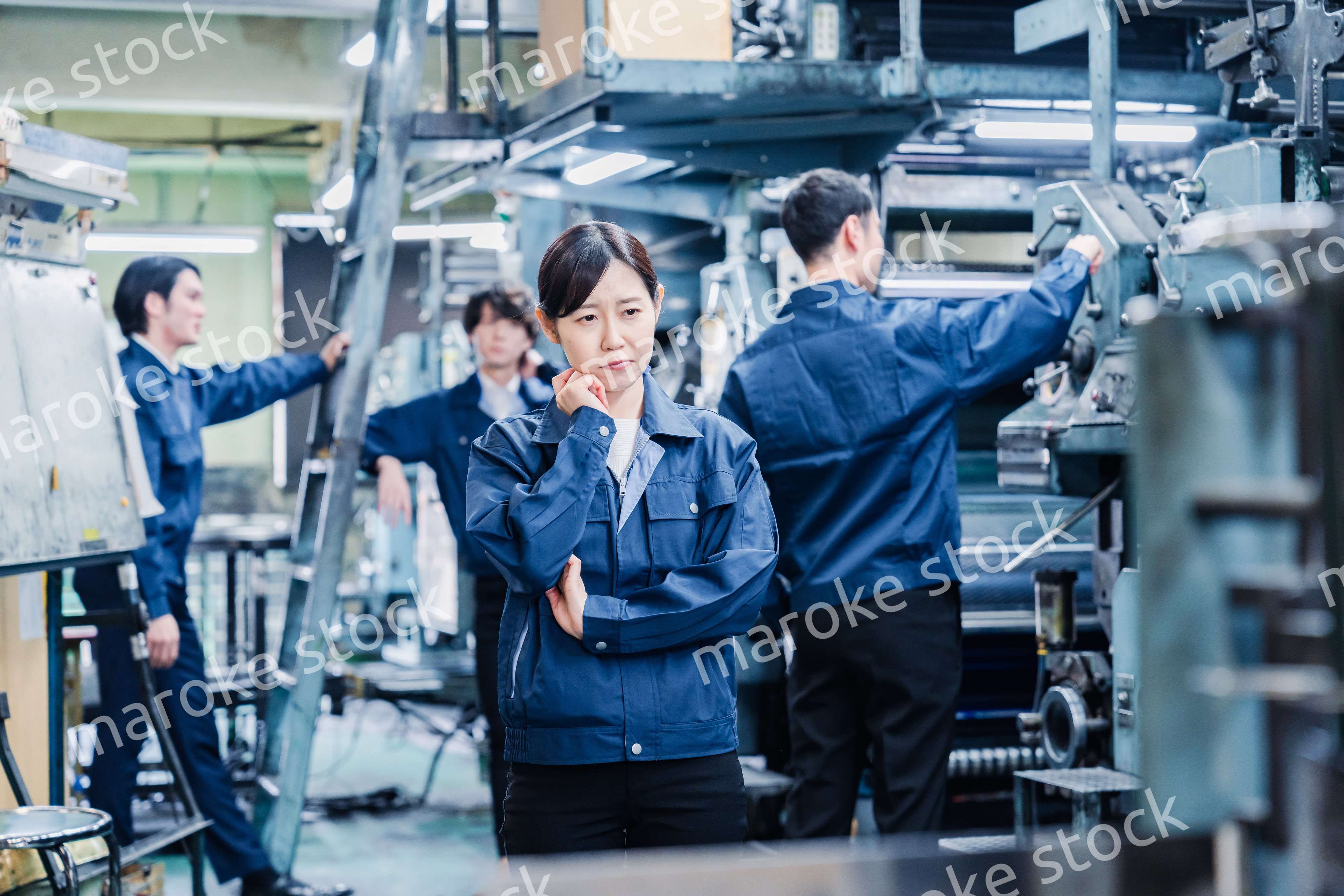 工場で悩む労働者