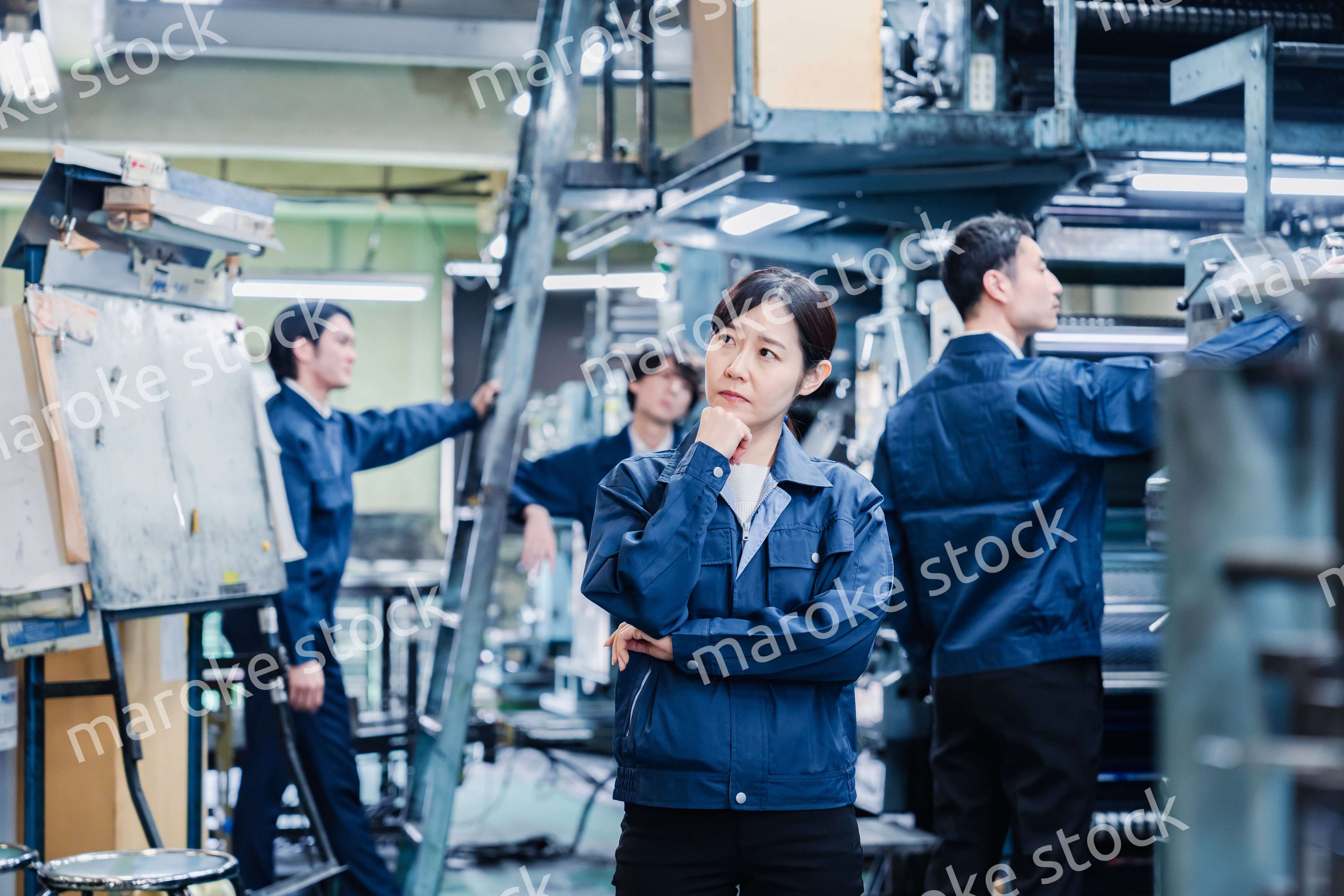 工場で悩む労働者