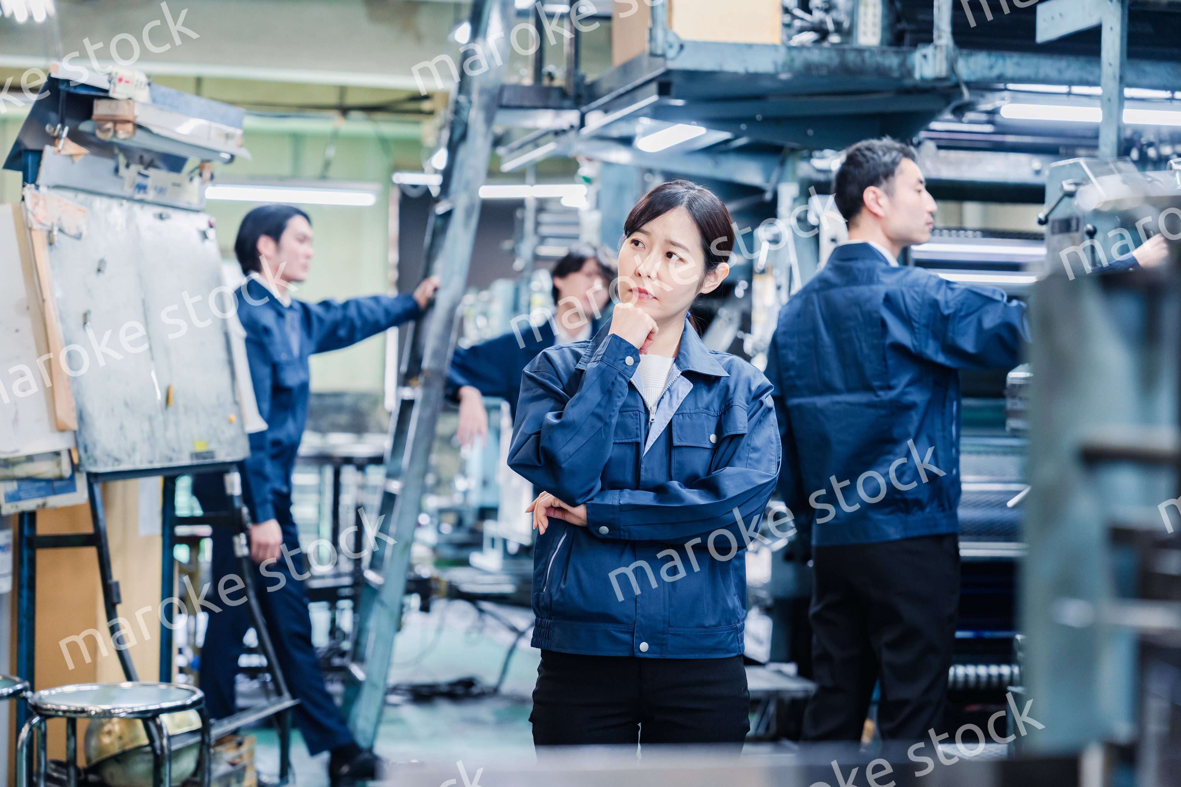 工場で悩む労働者