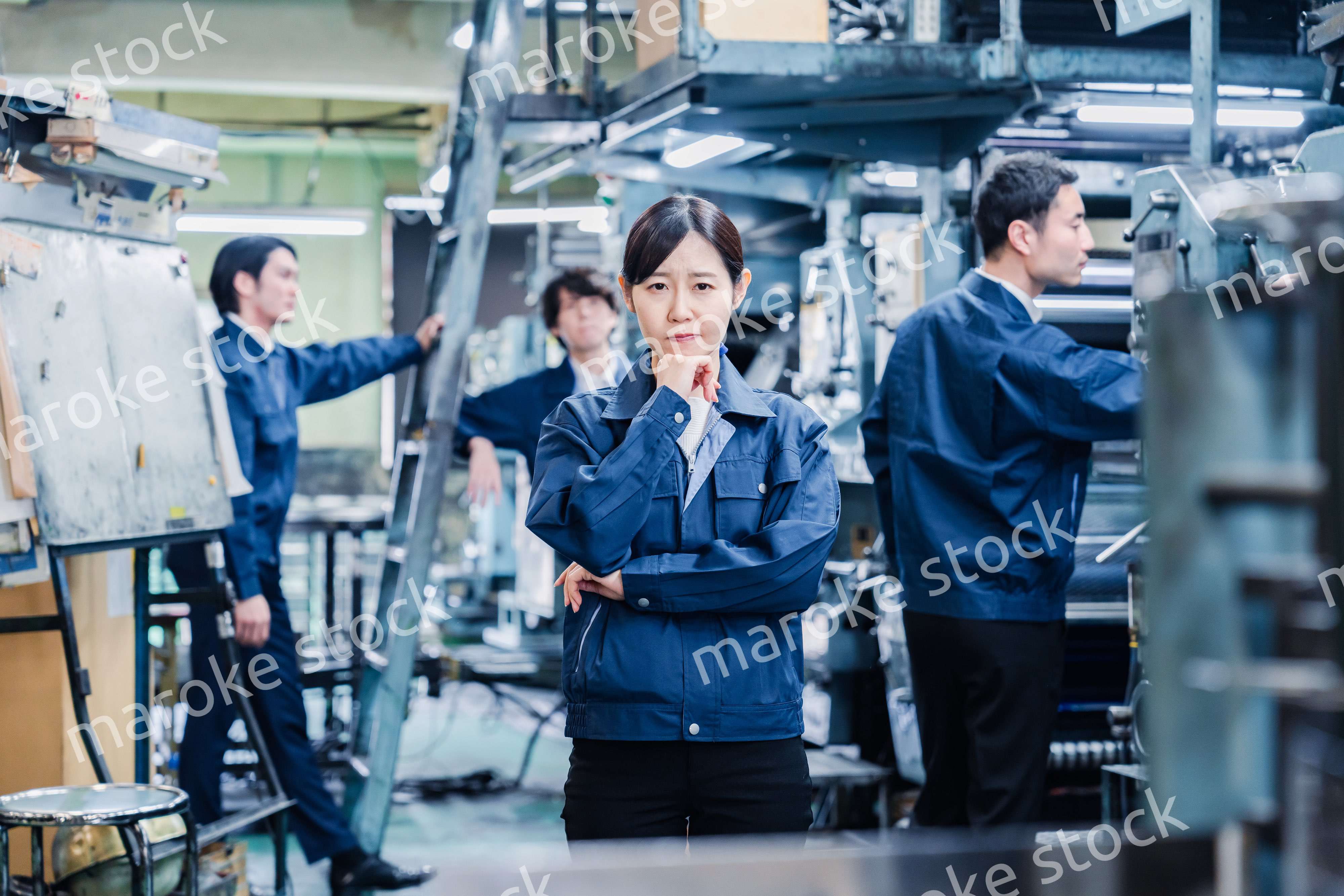 工場で悩む労働者