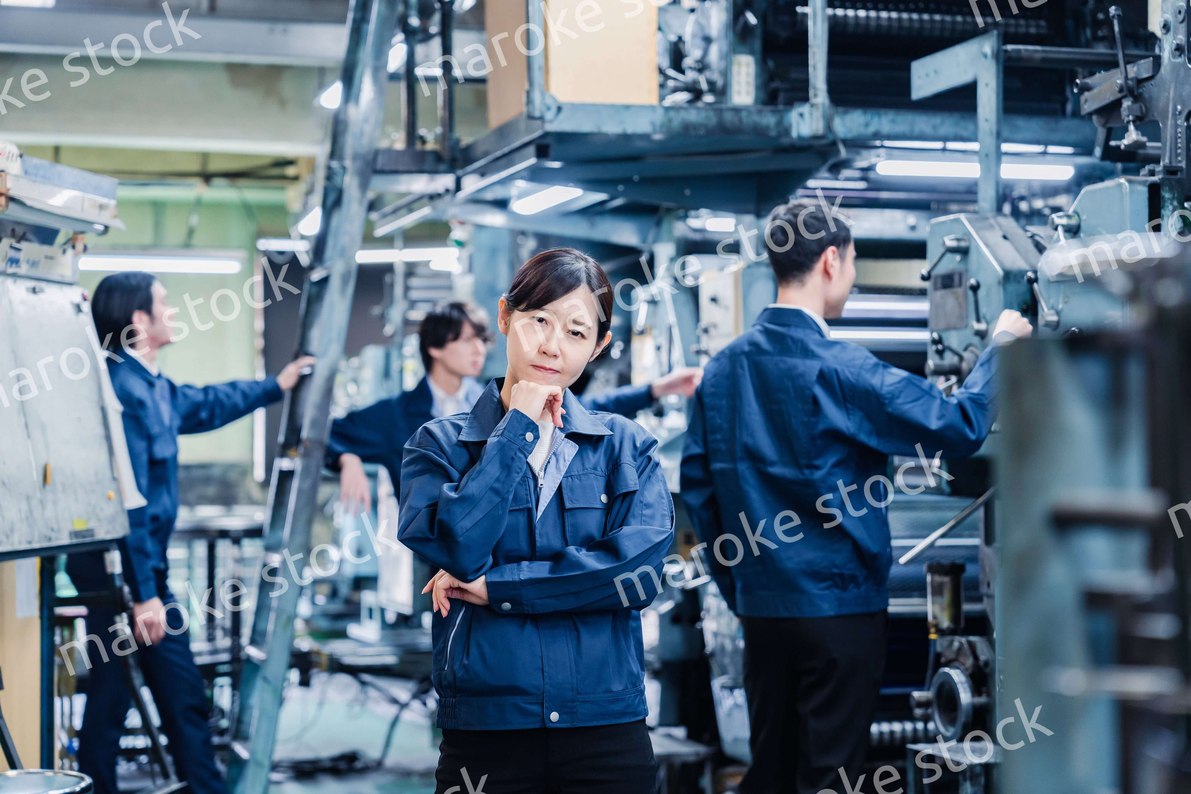 工場で悩む労働者