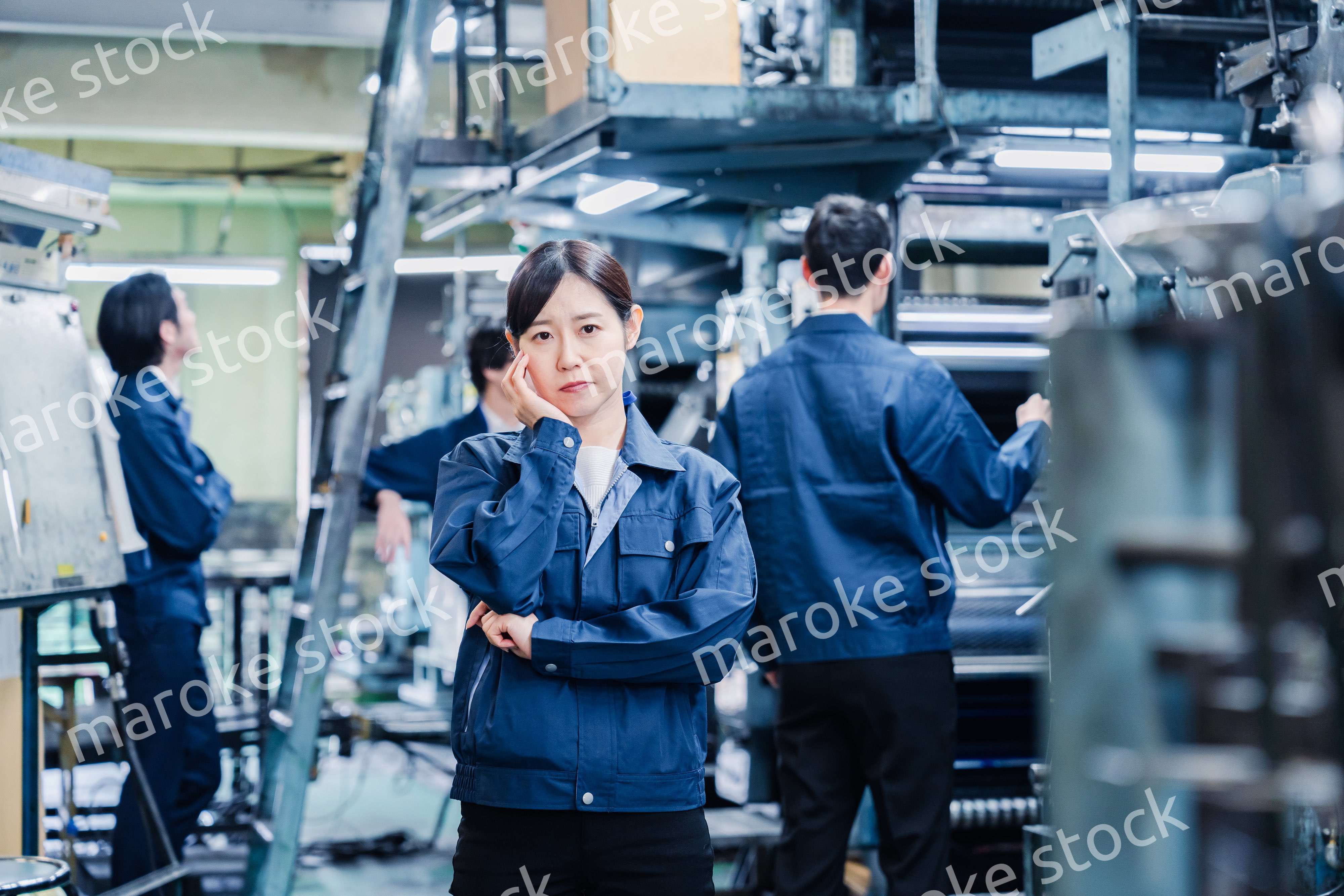 工場で悩む労働者