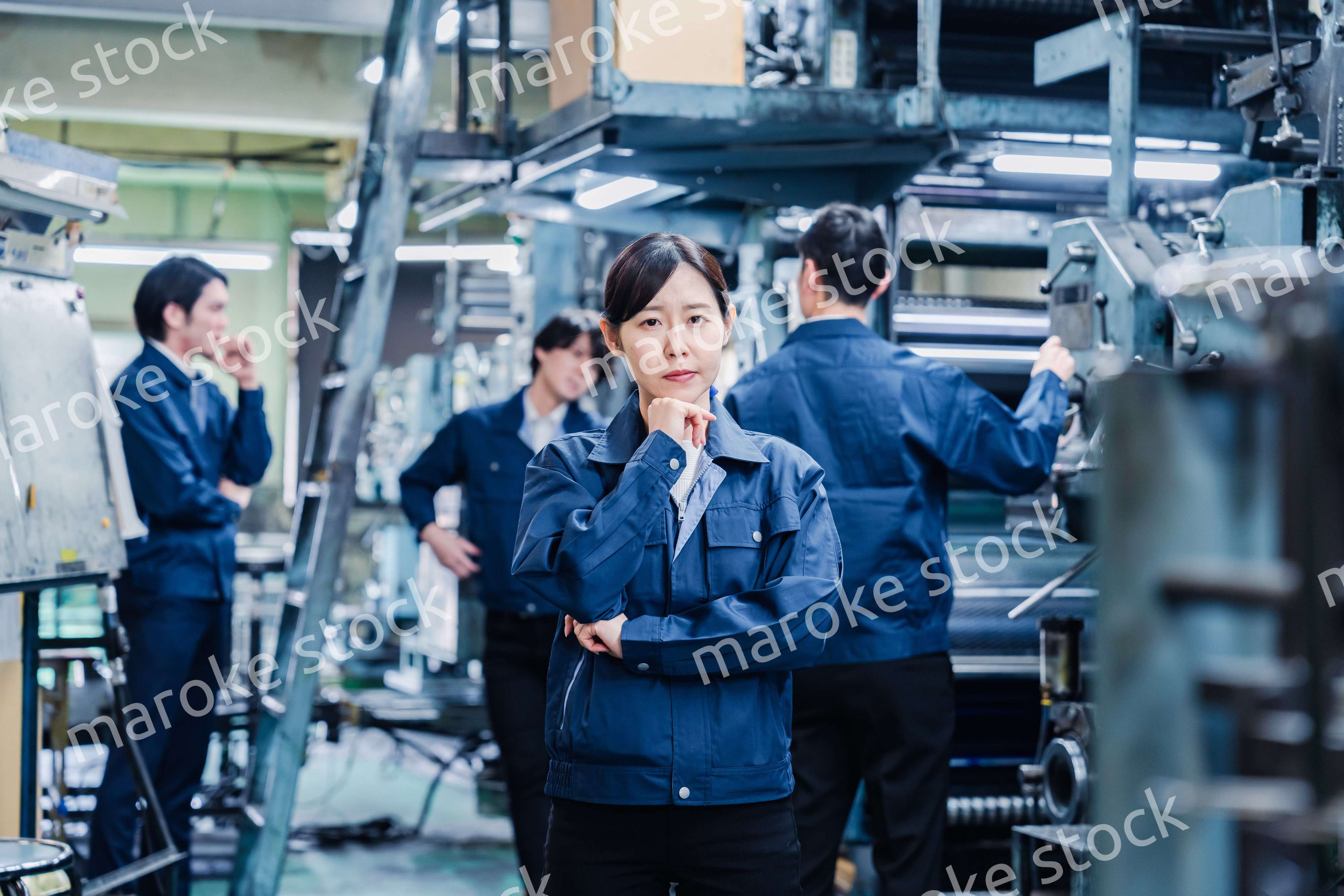 工場で悩む労働者