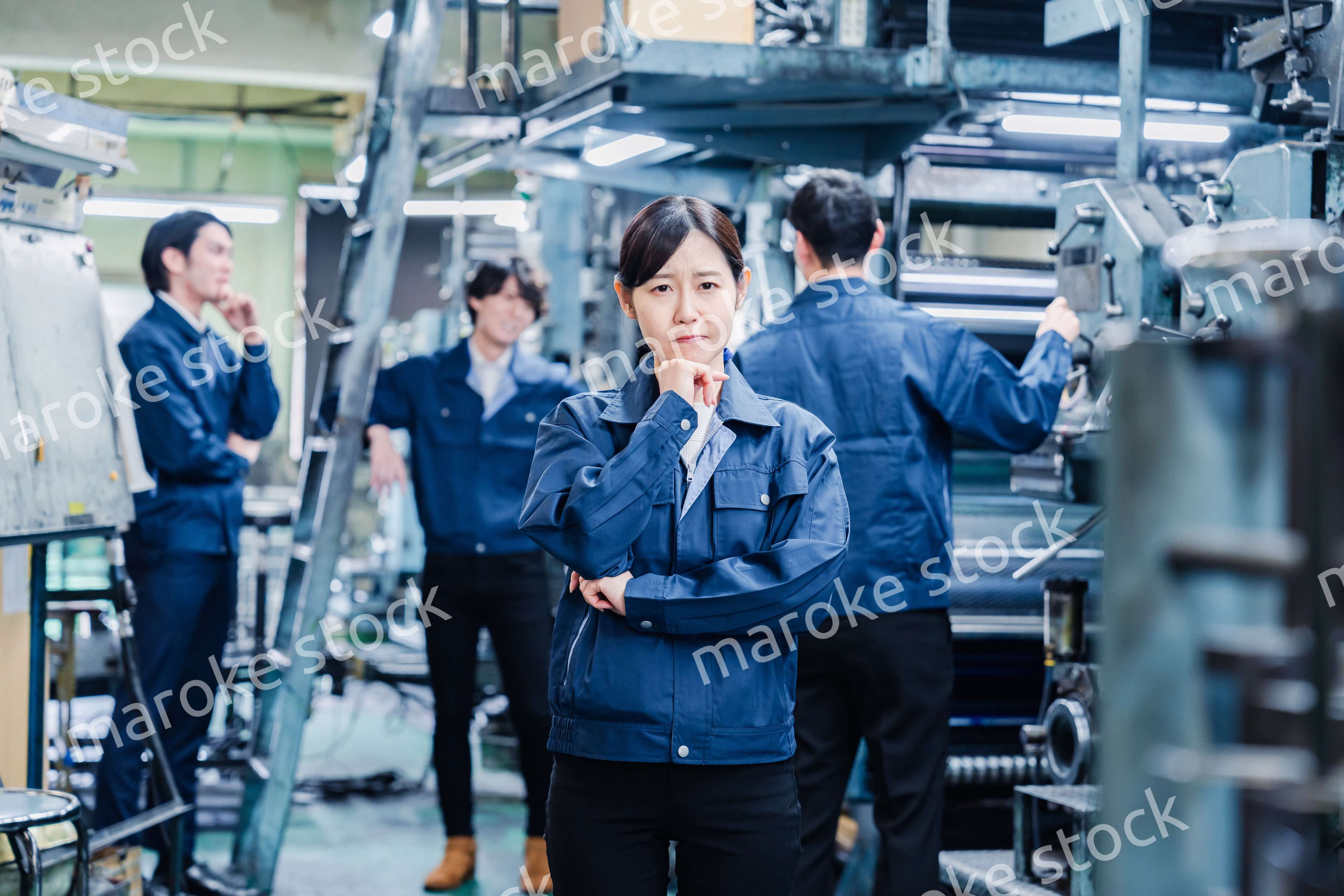 工場で悩む労働者