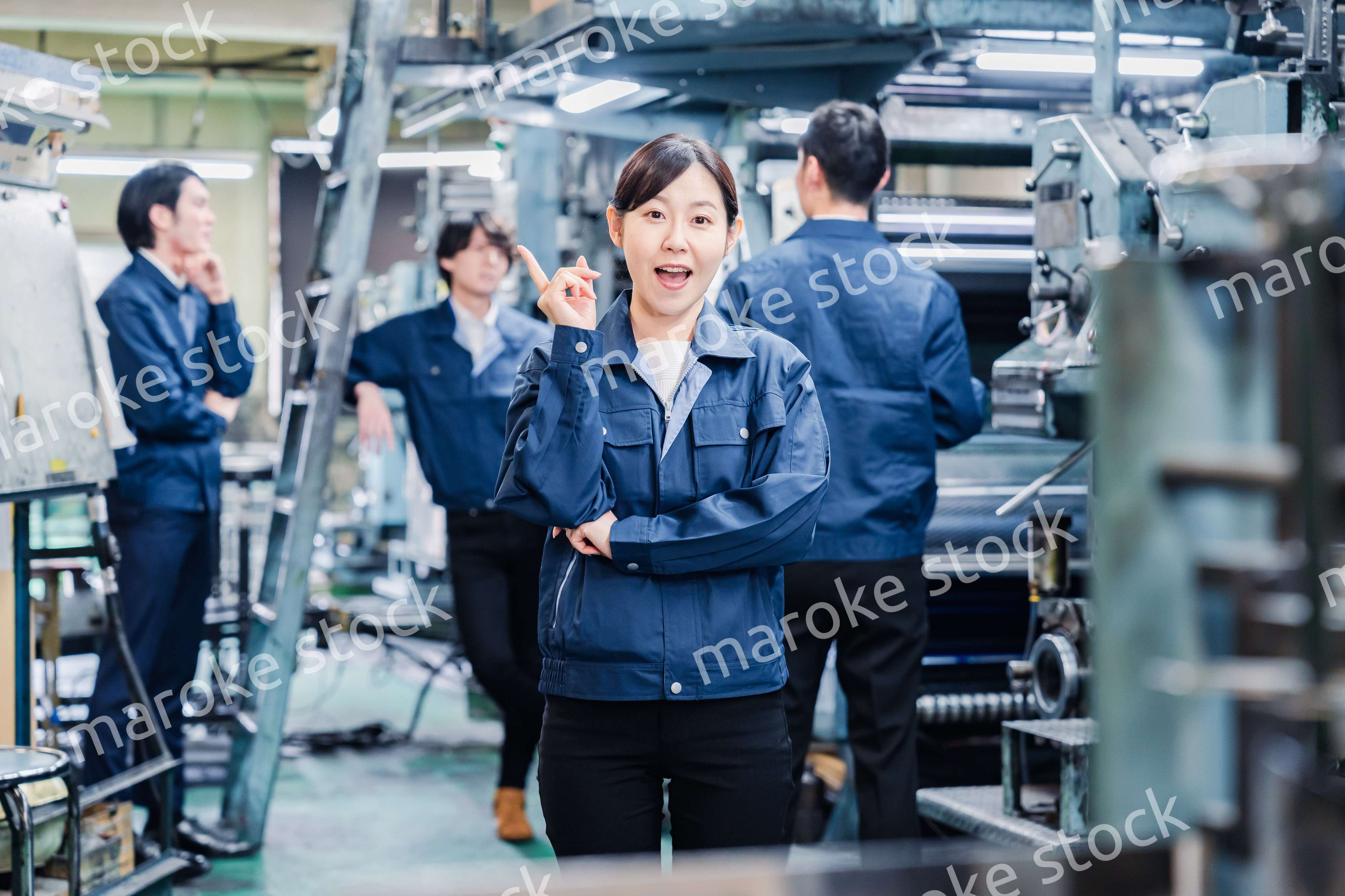 アイデアがひらめいた女性労働者