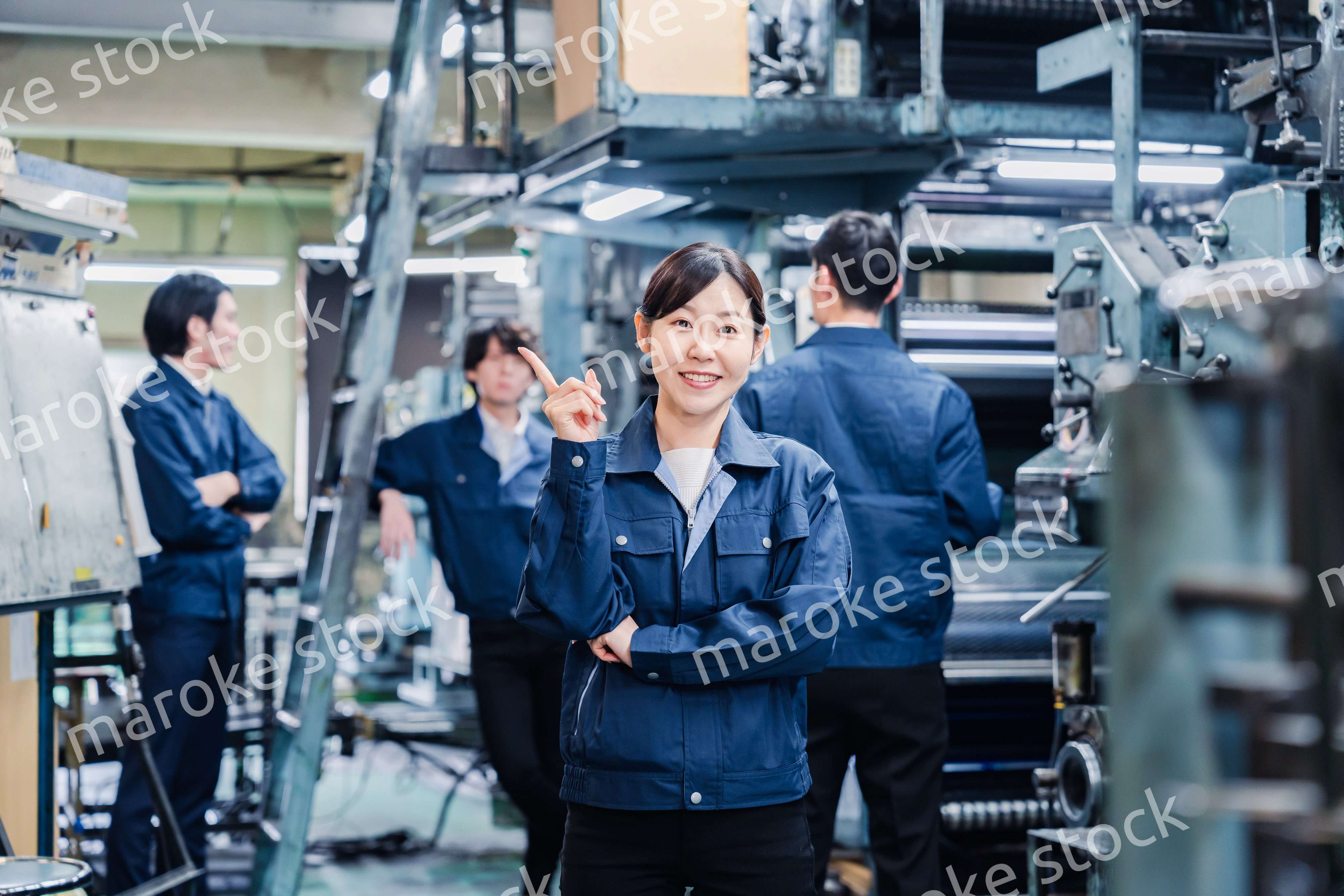 アイデアがひらめいた女性労働者