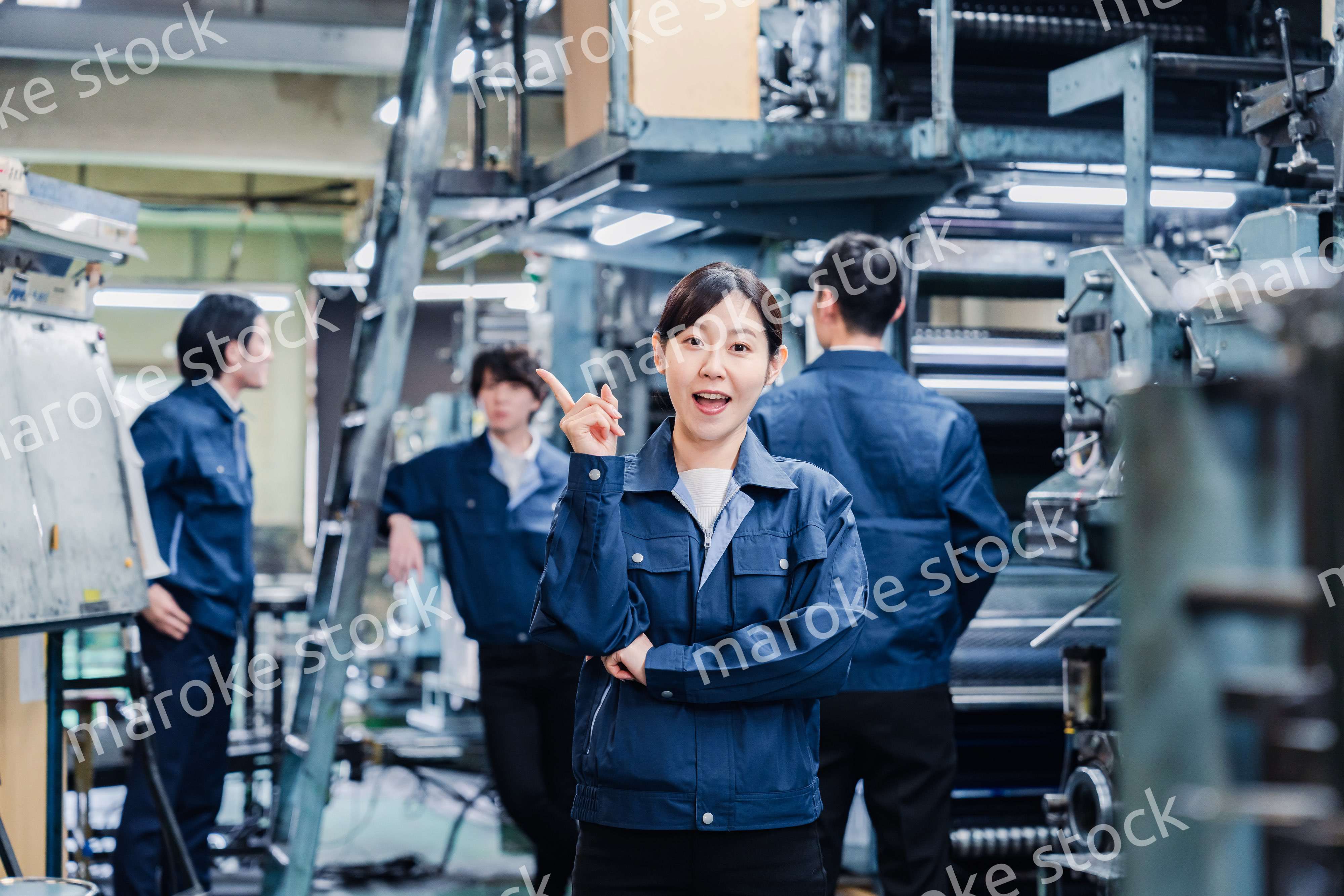 アイデアがひらめいた女性労働者