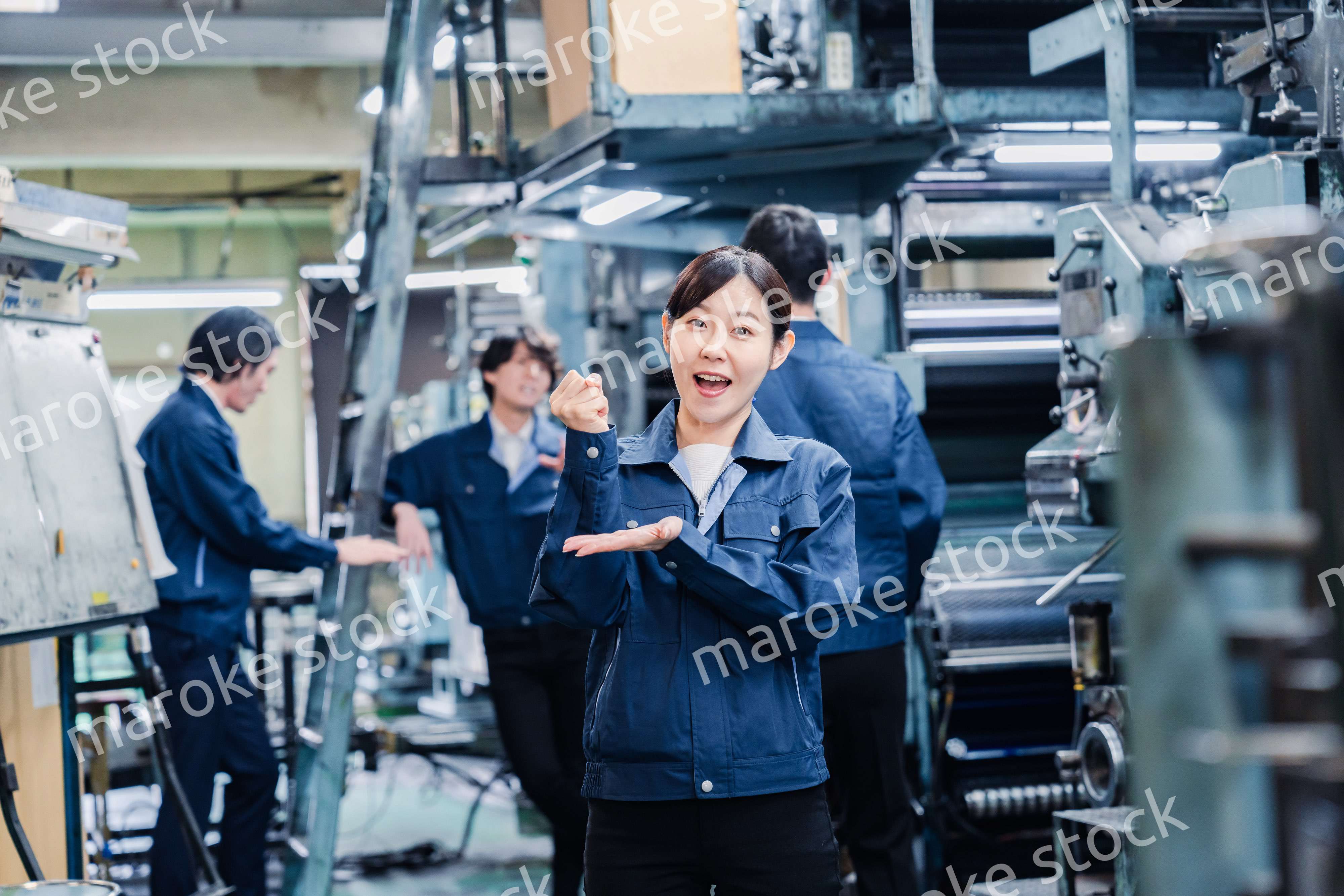 アイデアがひらめいた女性労働者