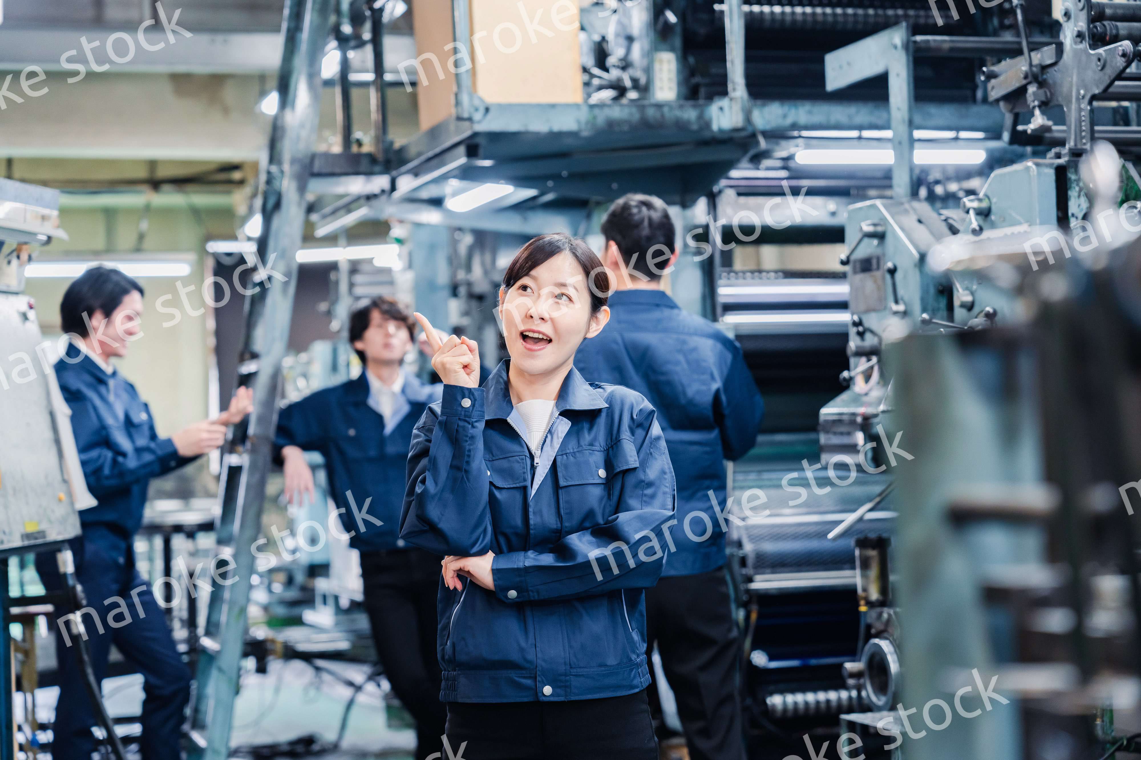 アイデアがひらめいた女性労働者