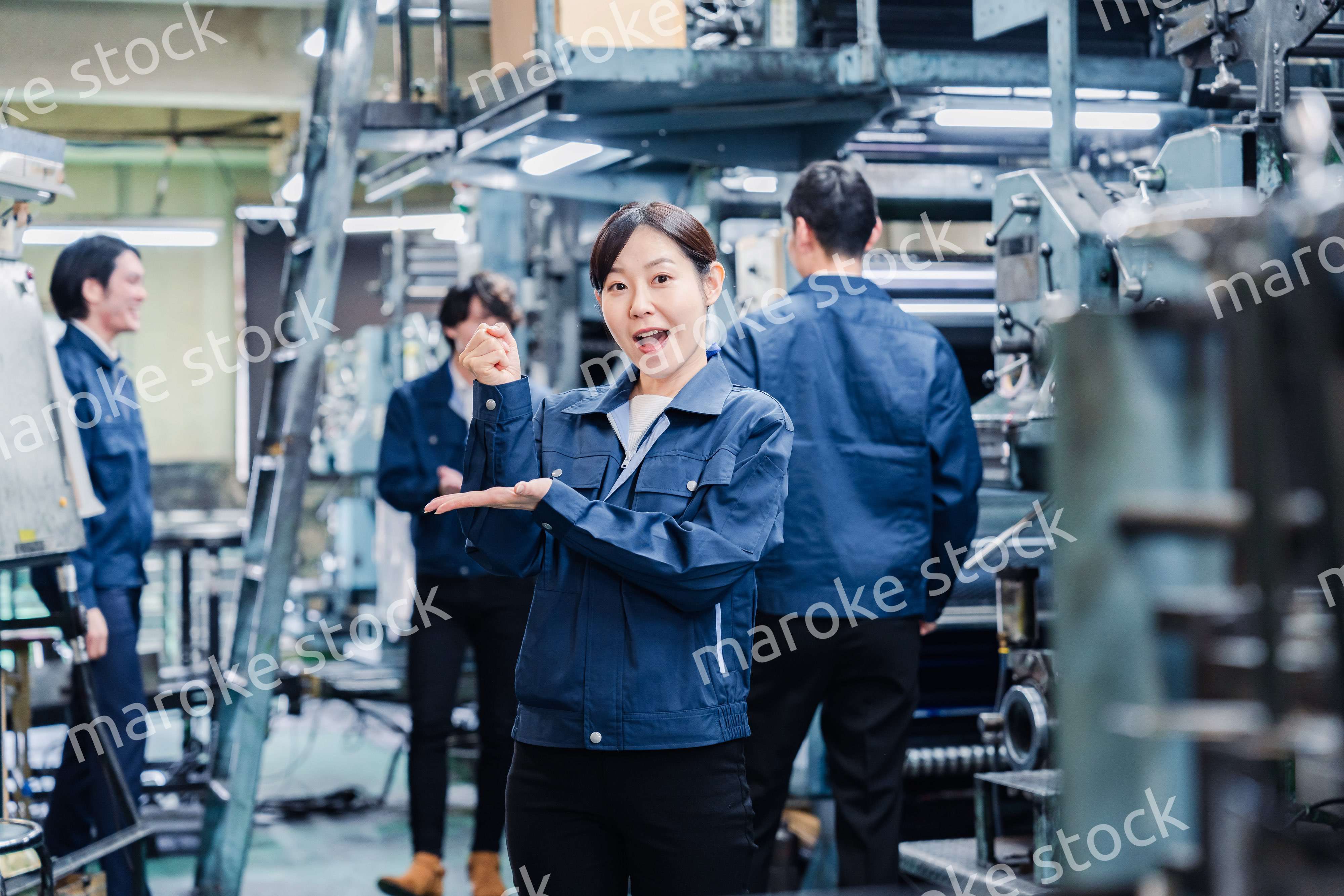 アイデアがひらめいた女性労働者