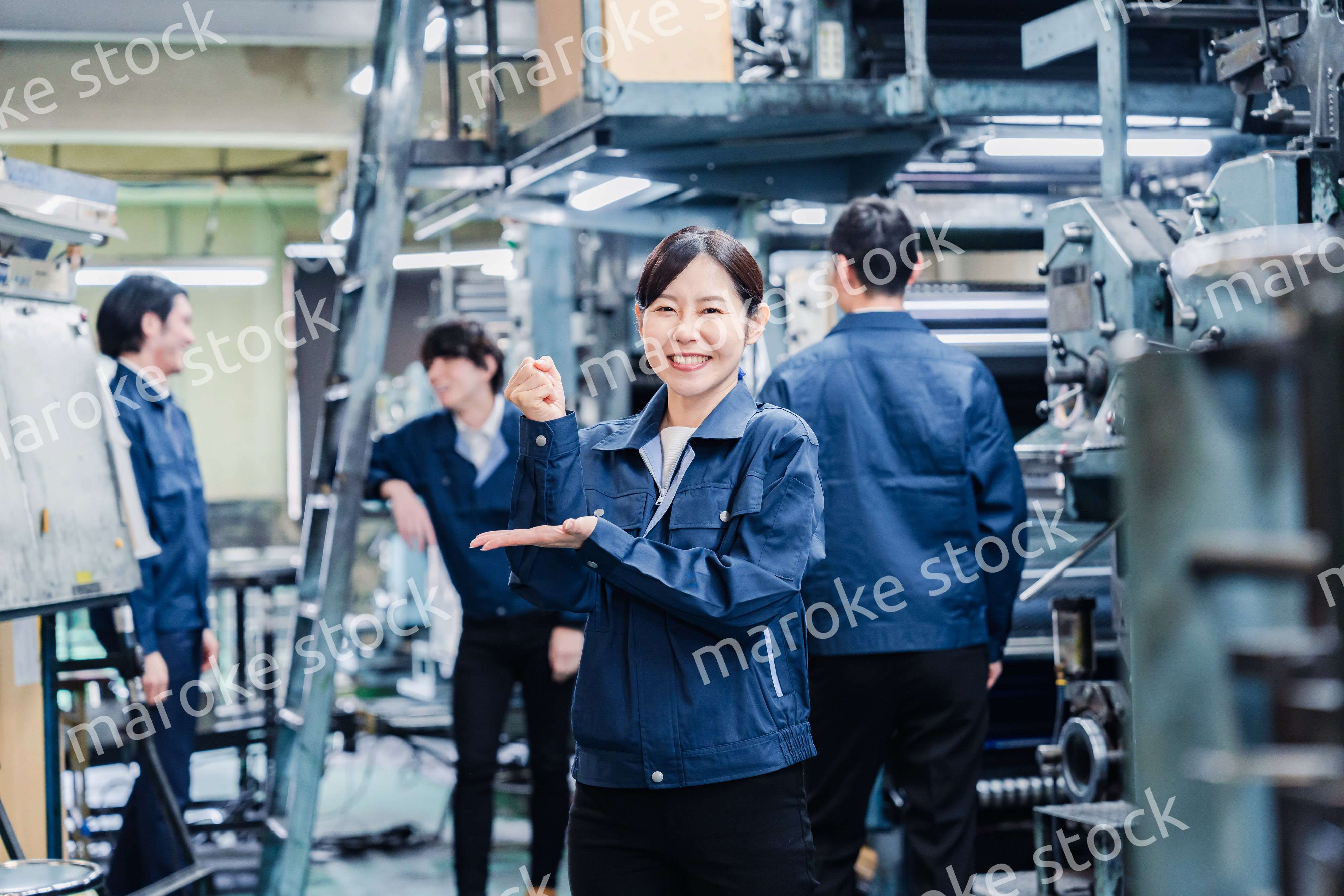 アイデアがひらめいた女性労働者