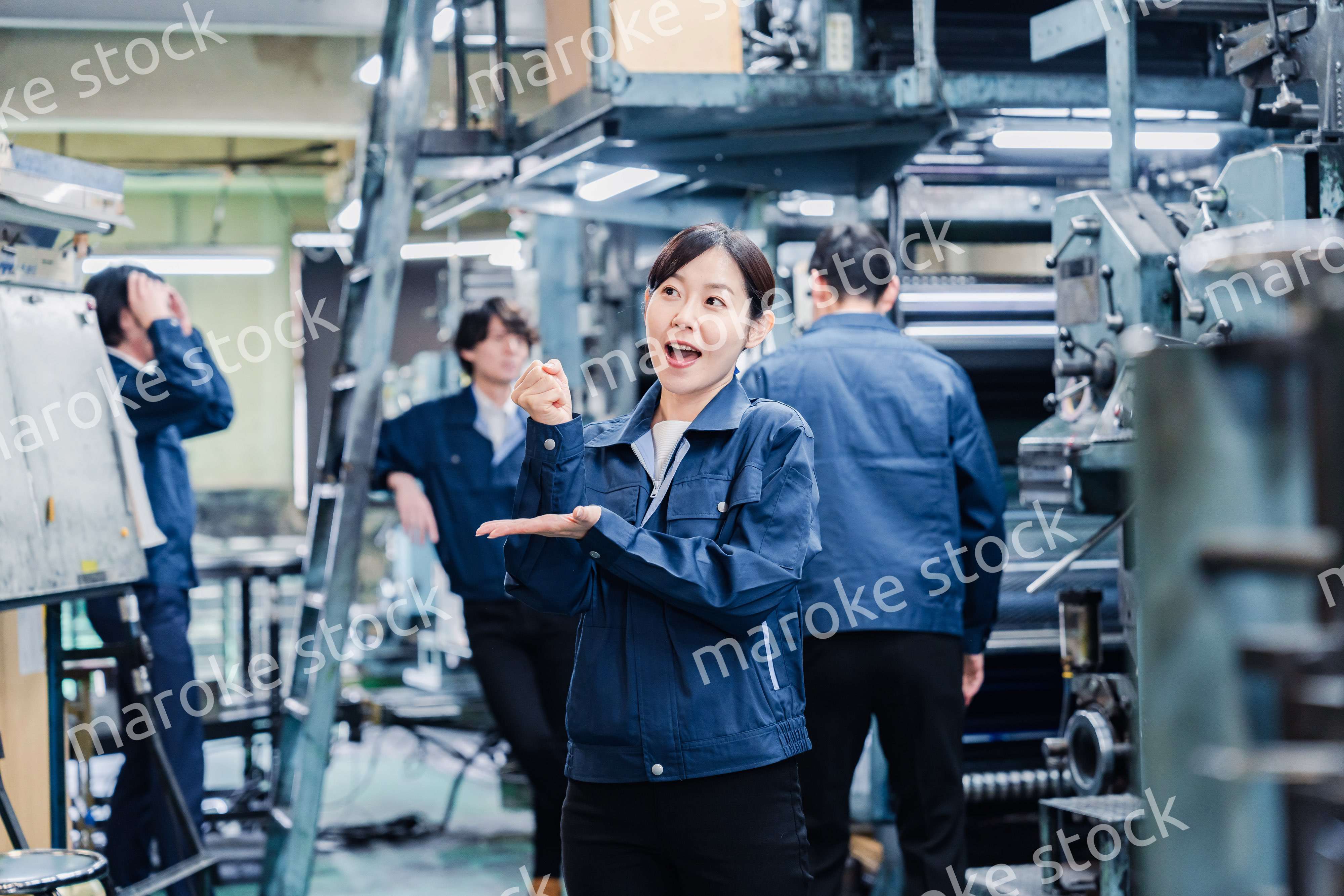 アイデアがひらめいた女性労働者