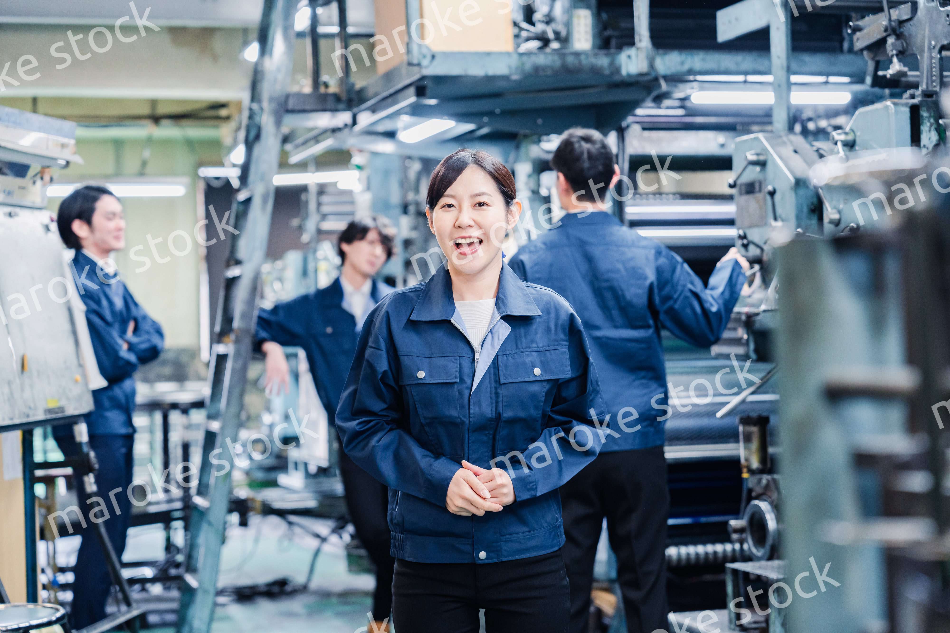 工場で喜ぶ女性労働者