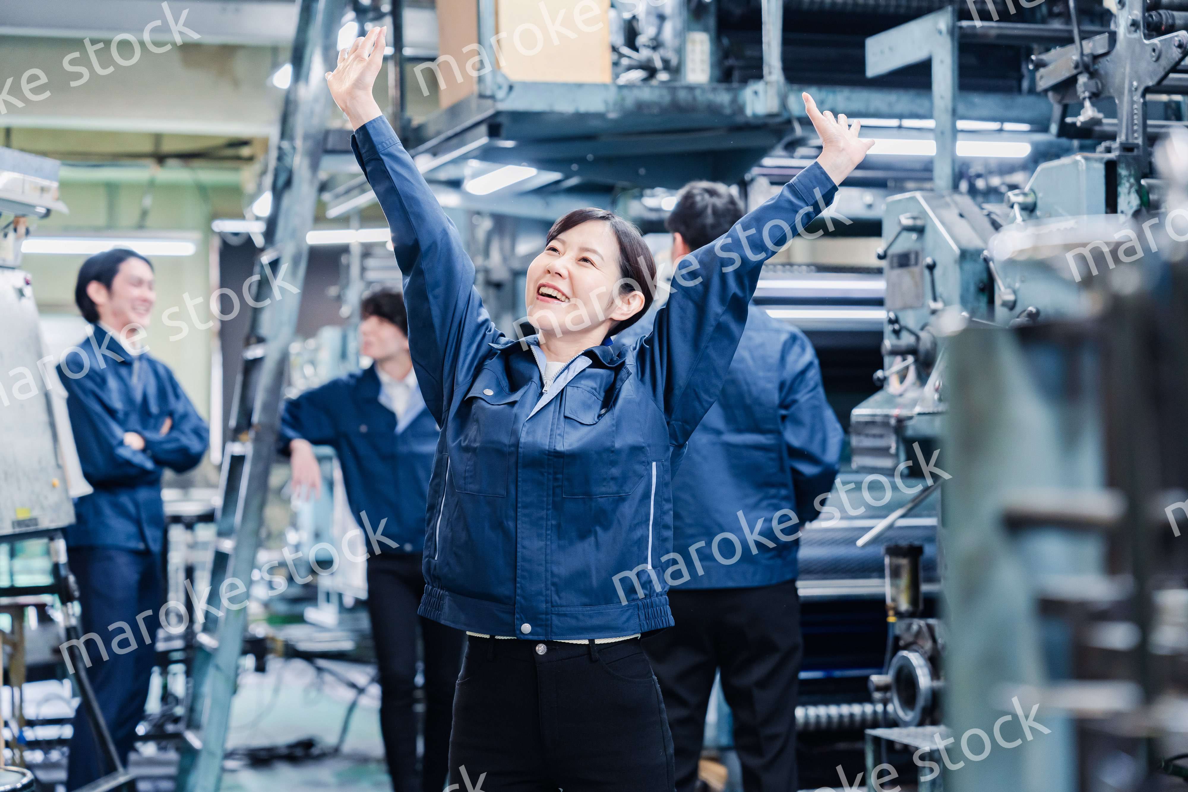 工場で喜ぶ女性労働者