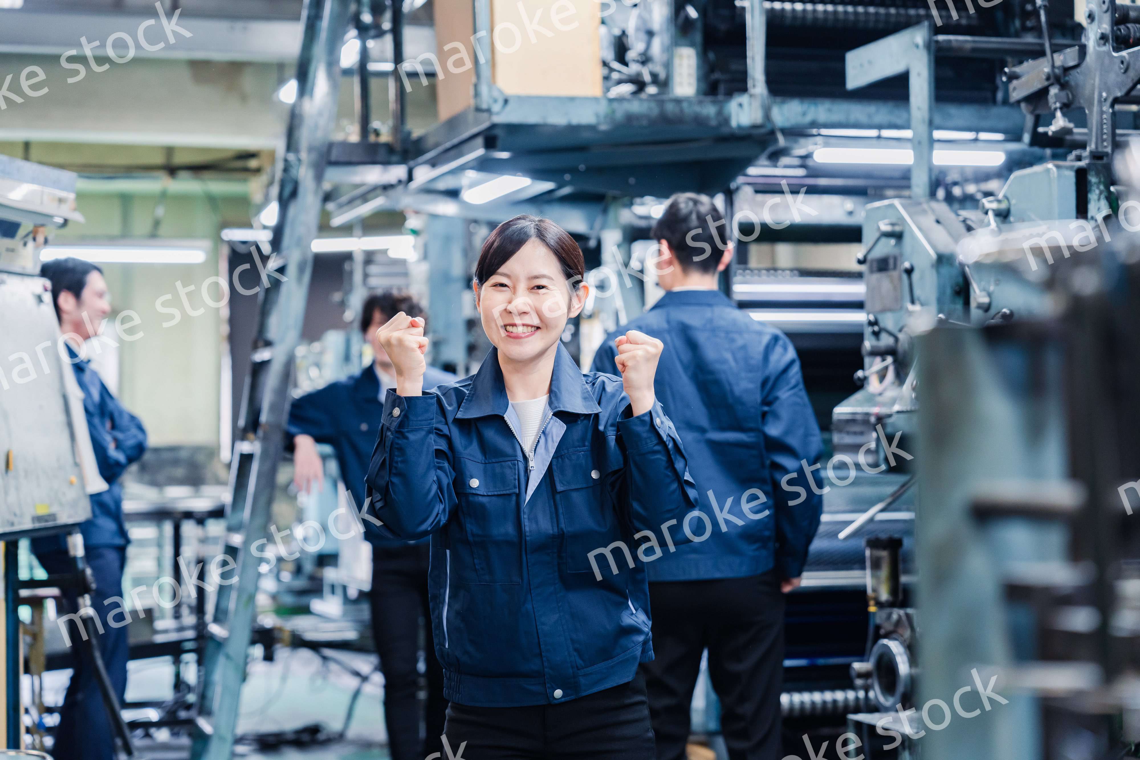 工場で喜ぶ女性労働者
