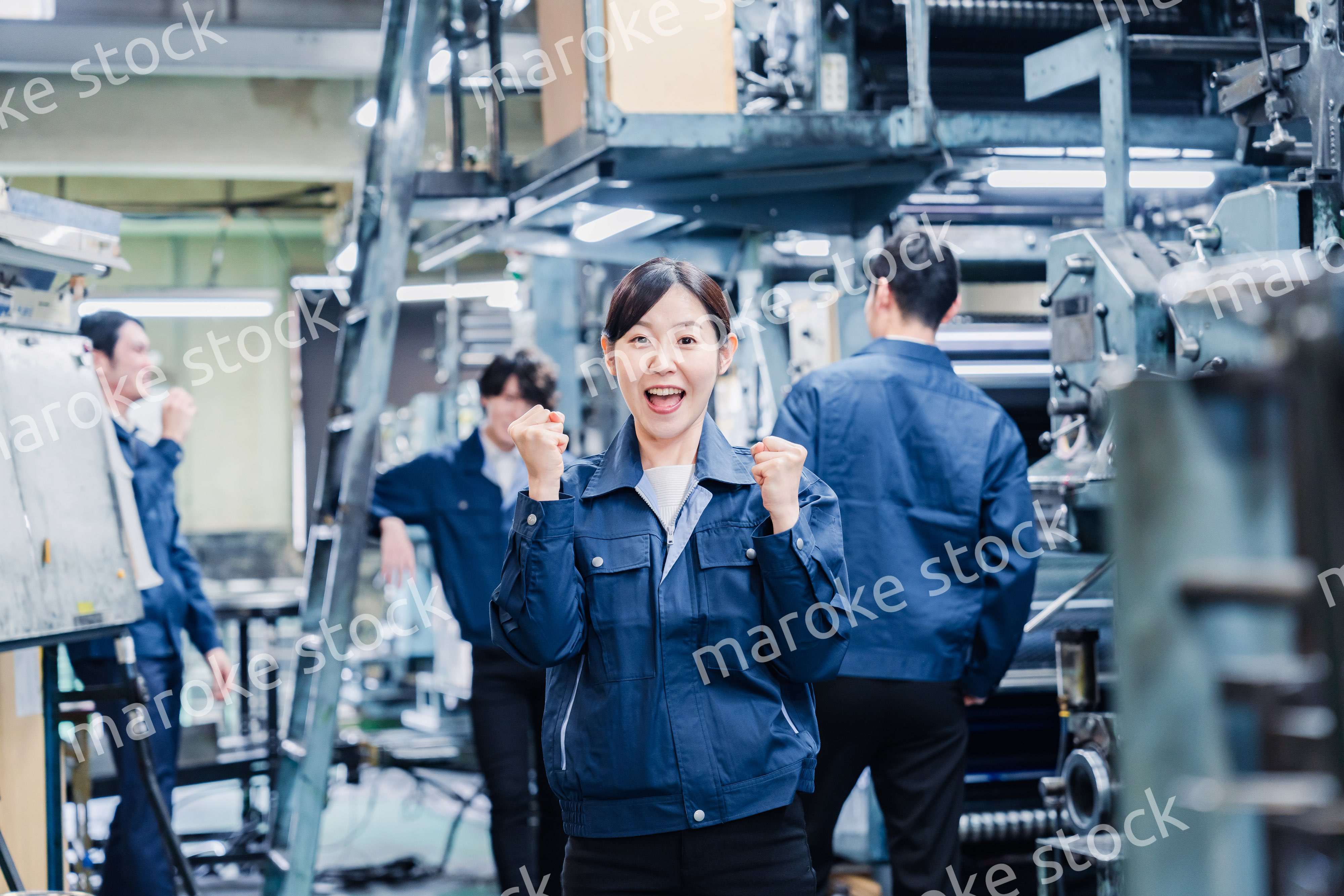 工場で喜ぶ女性労働者