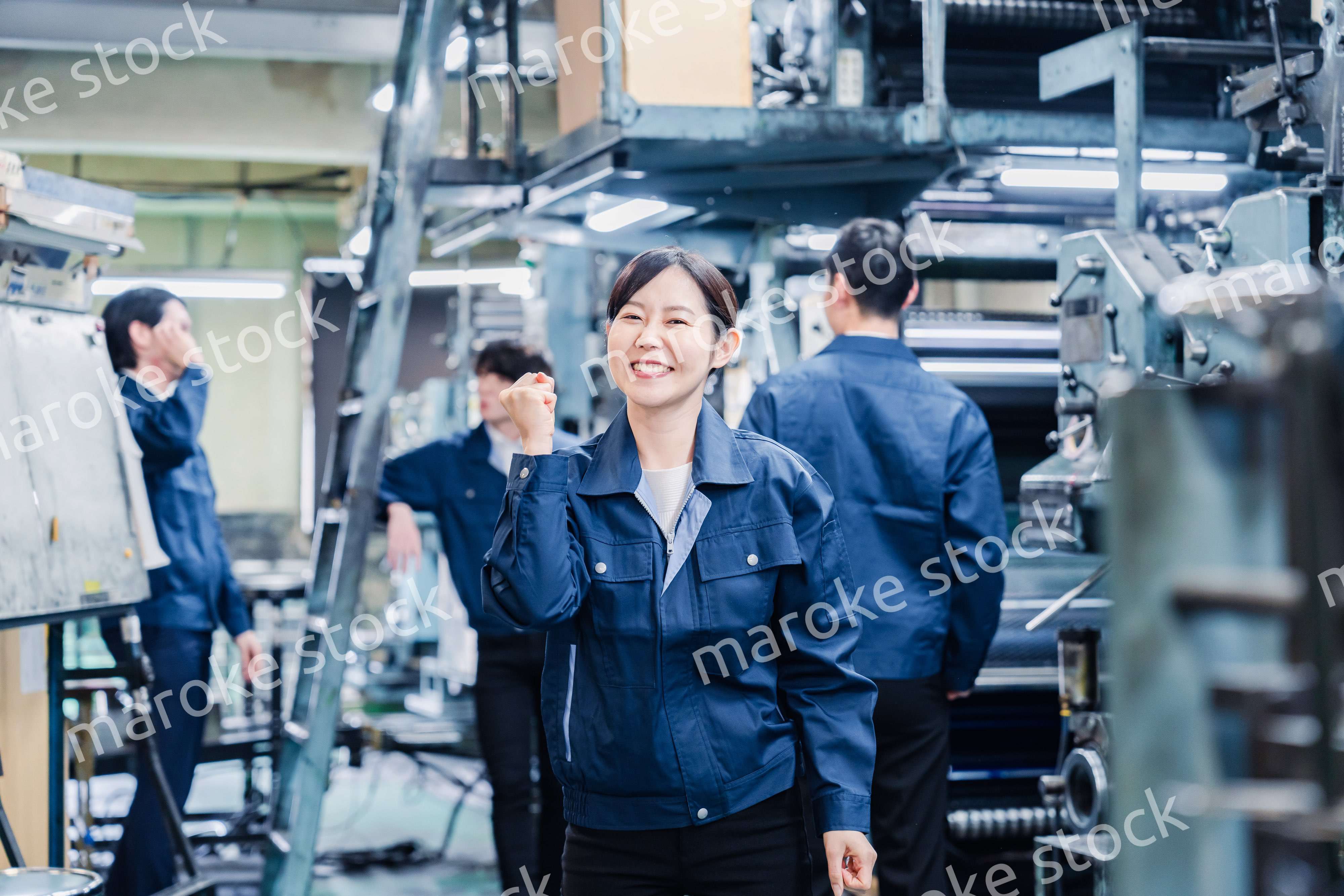 工場で喜ぶ女性労働者