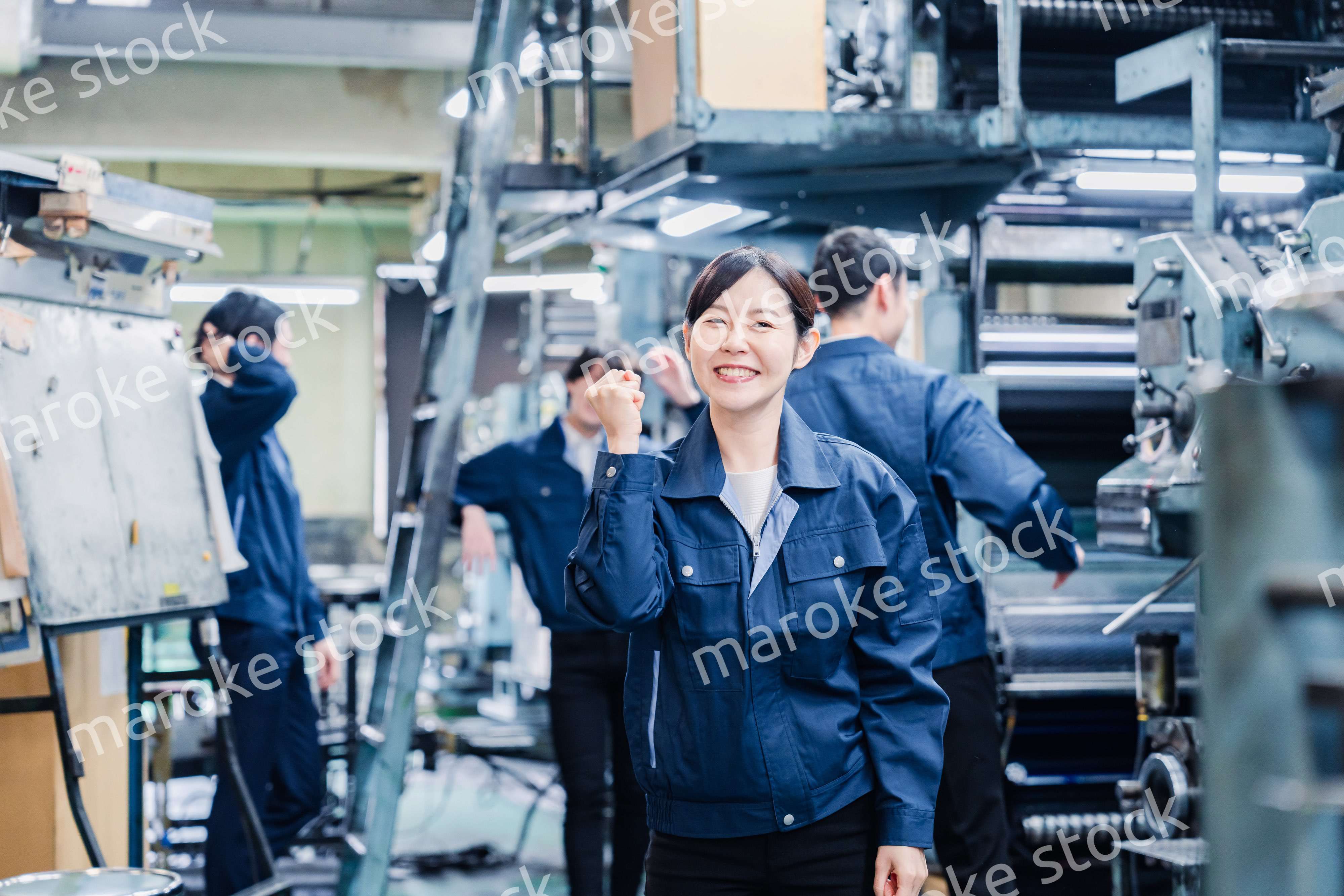 工場で喜ぶ女性労働者