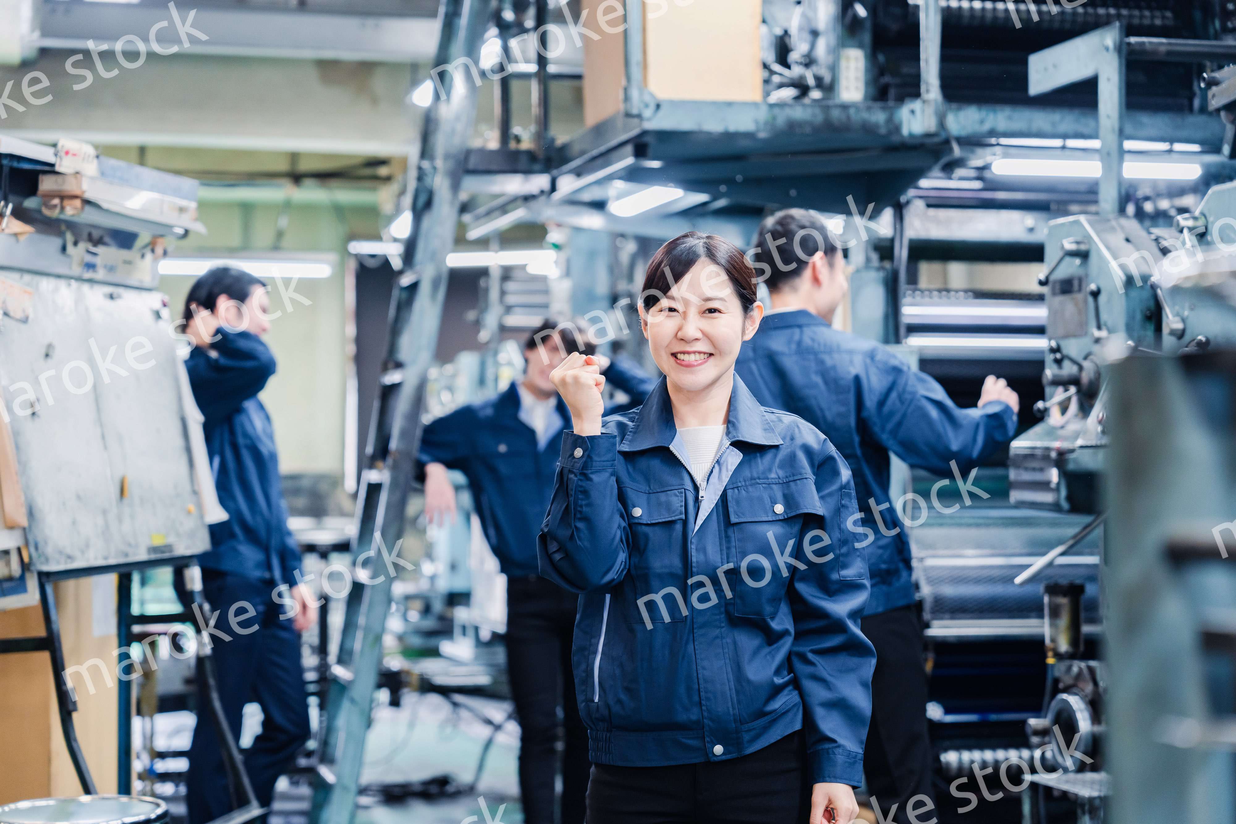工場で喜ぶ女性労働者