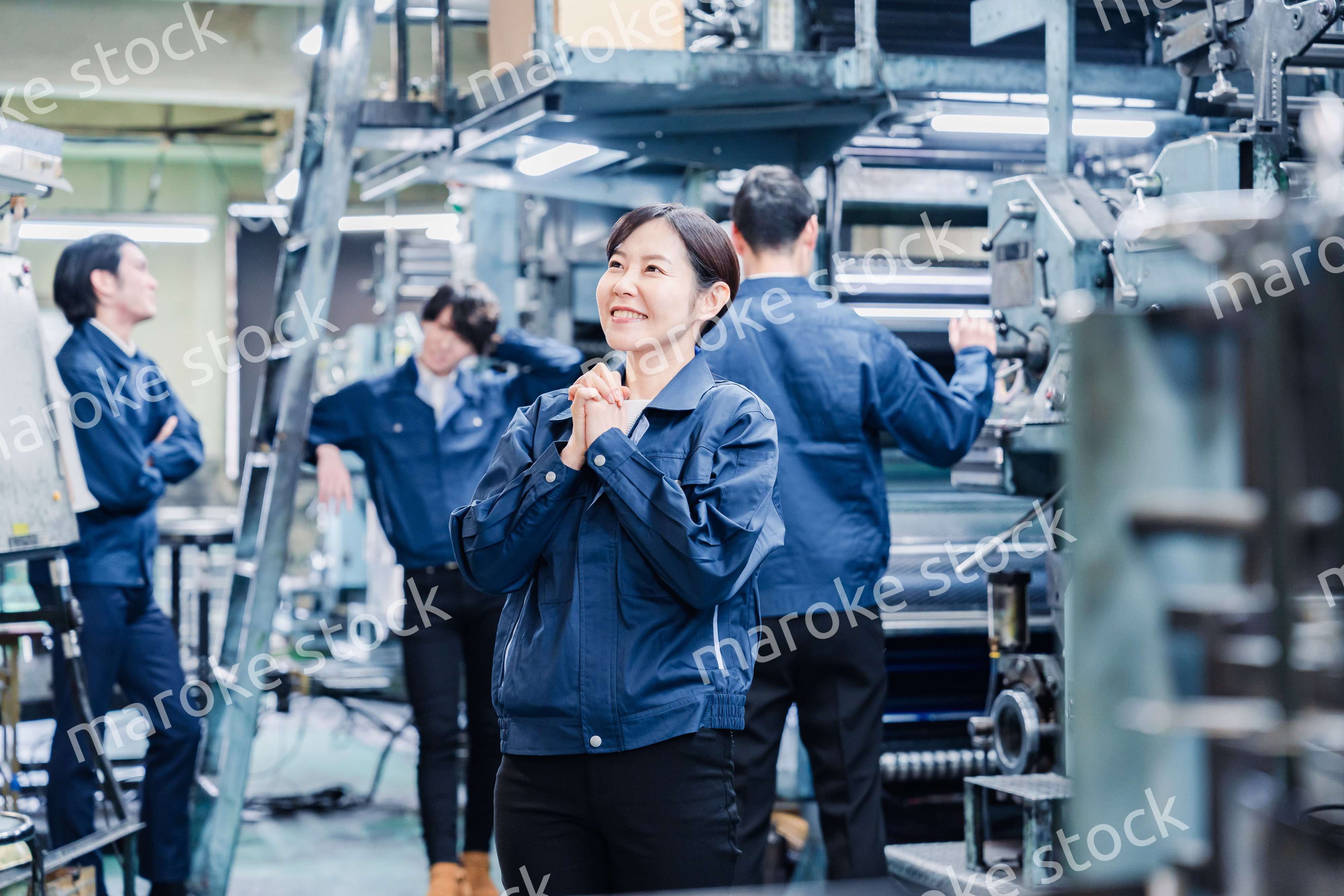 工場で喜ぶ女性労働者