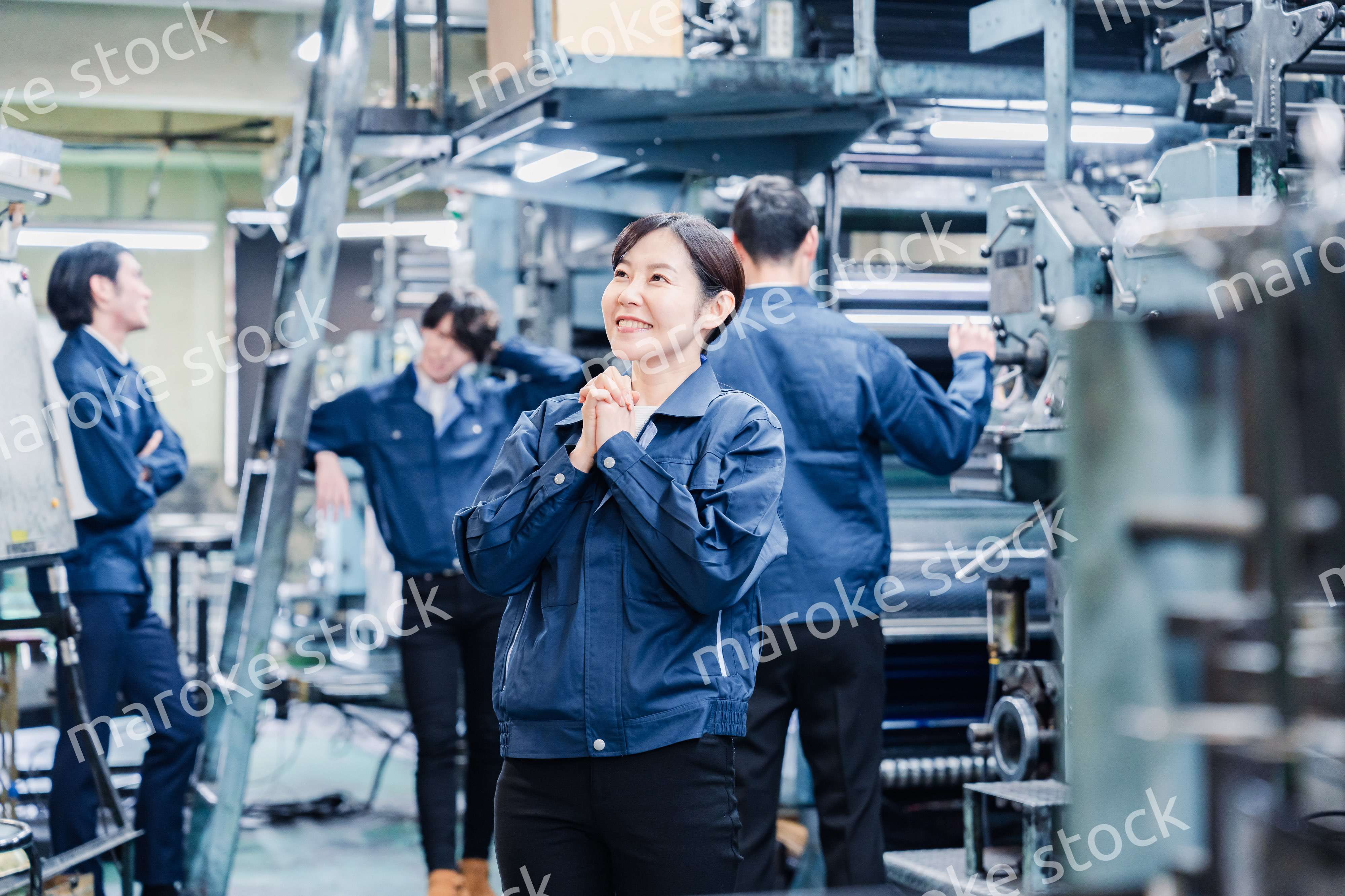 工場で喜ぶ女性労働者