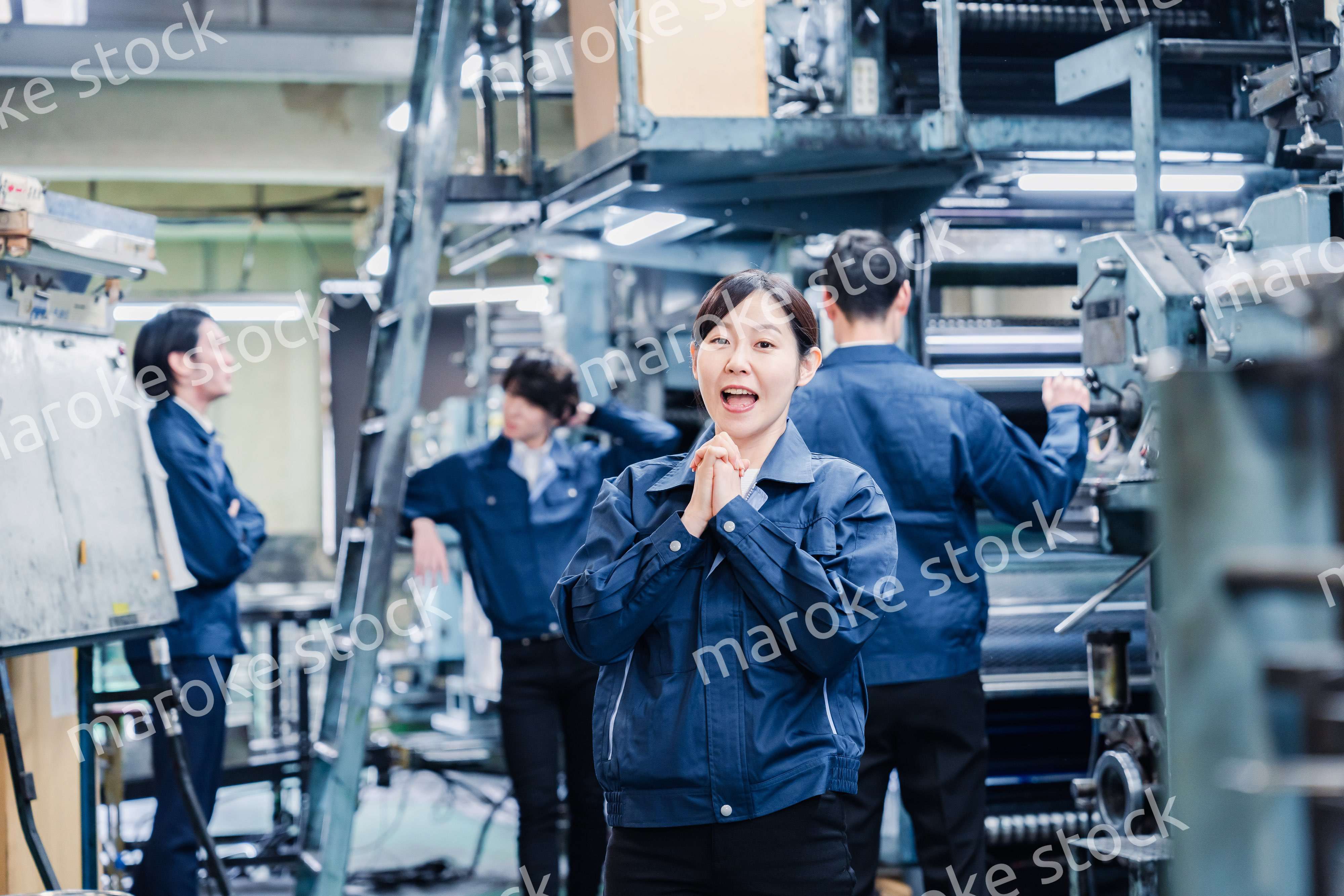 工場で喜ぶ女性労働者