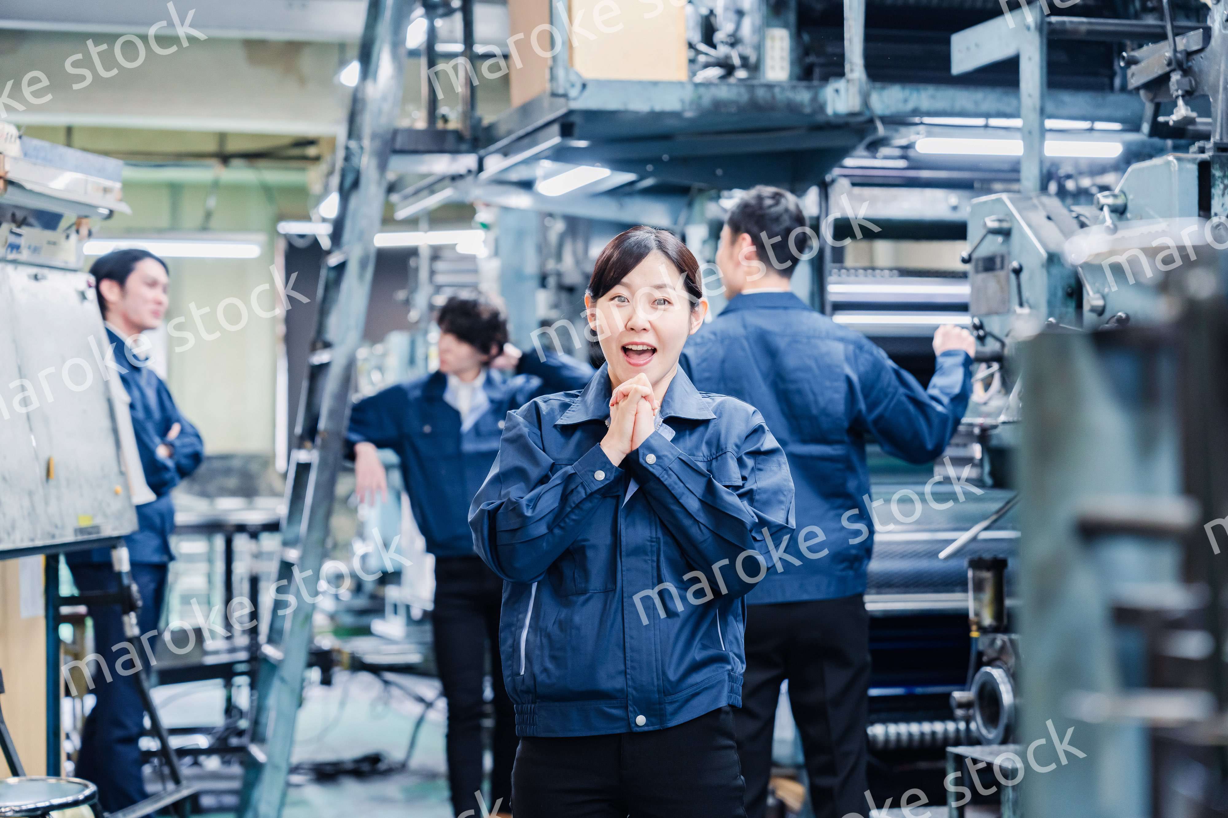 工場で喜ぶ女性労働者