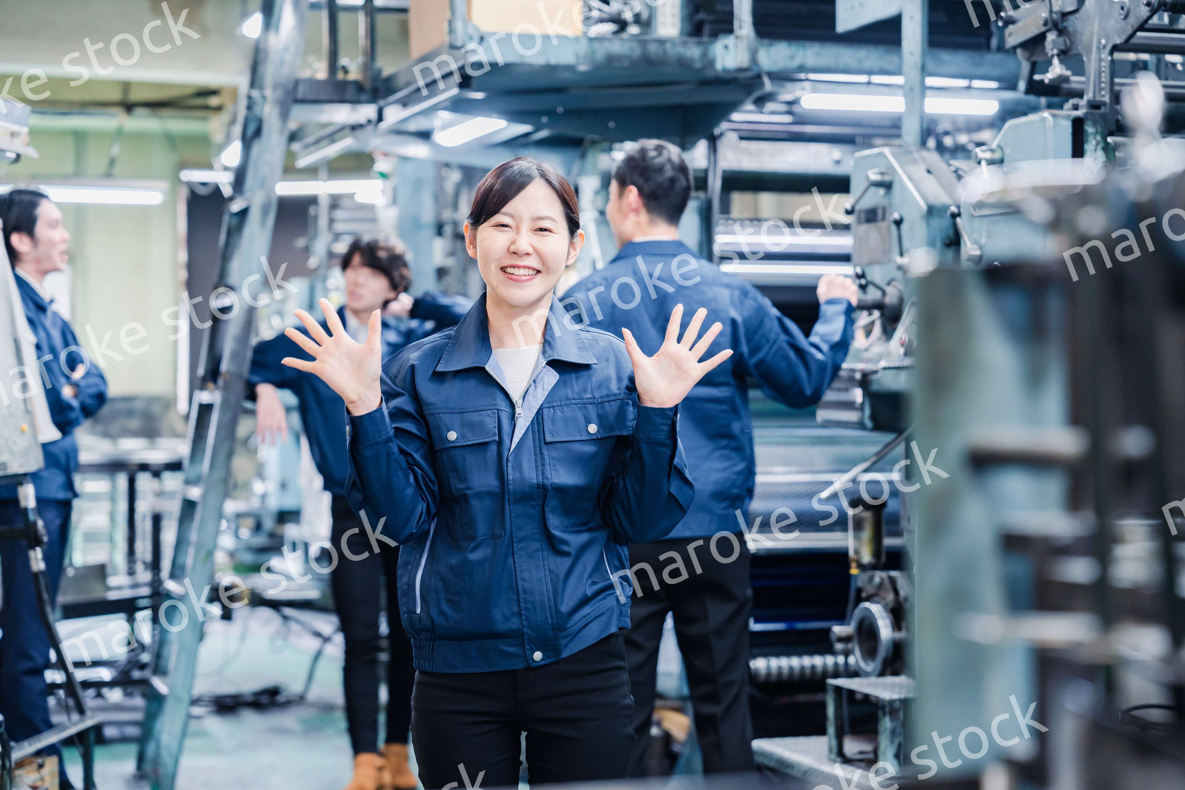 工場で喜ぶ女性労働者