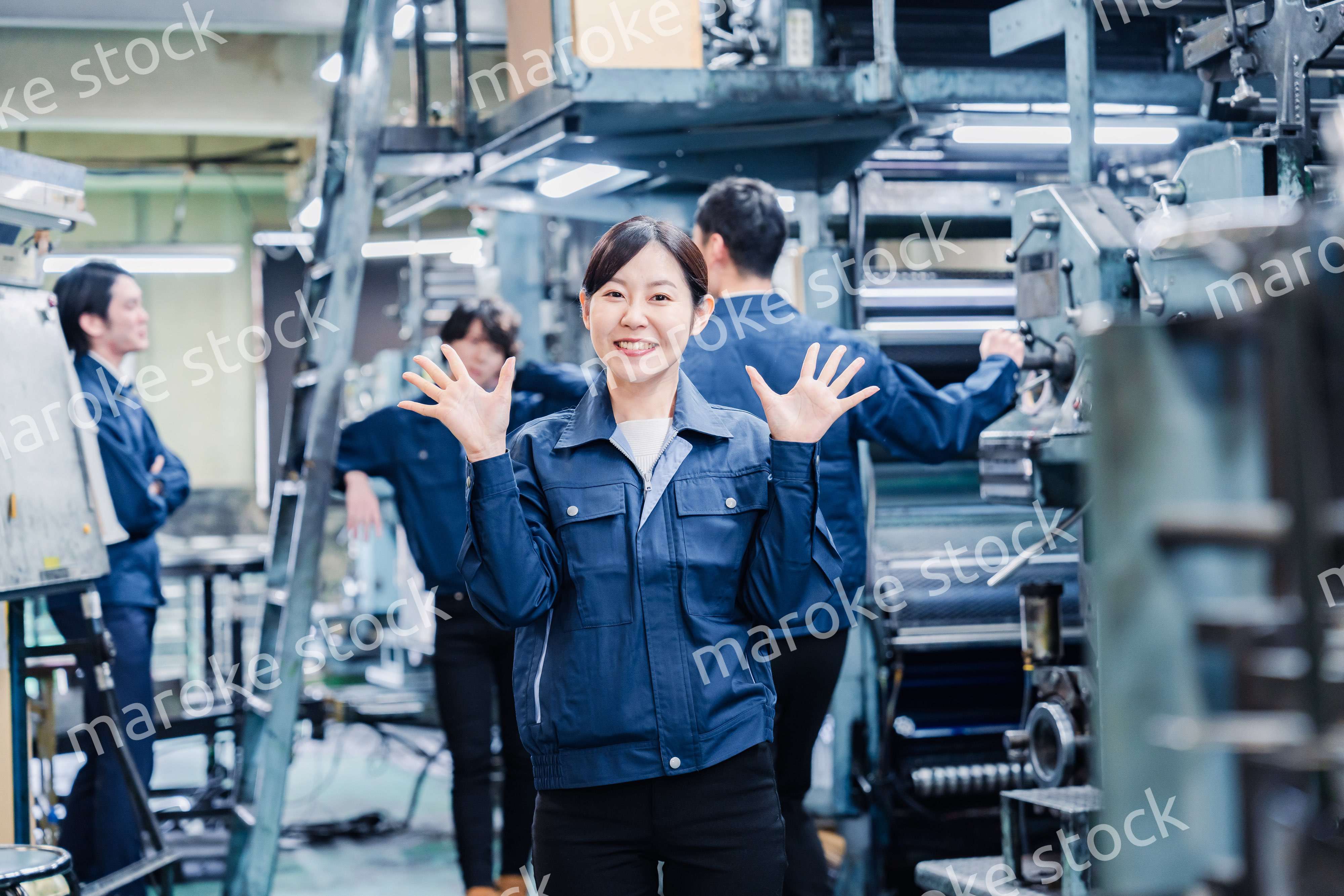 工場で喜ぶ女性労働者