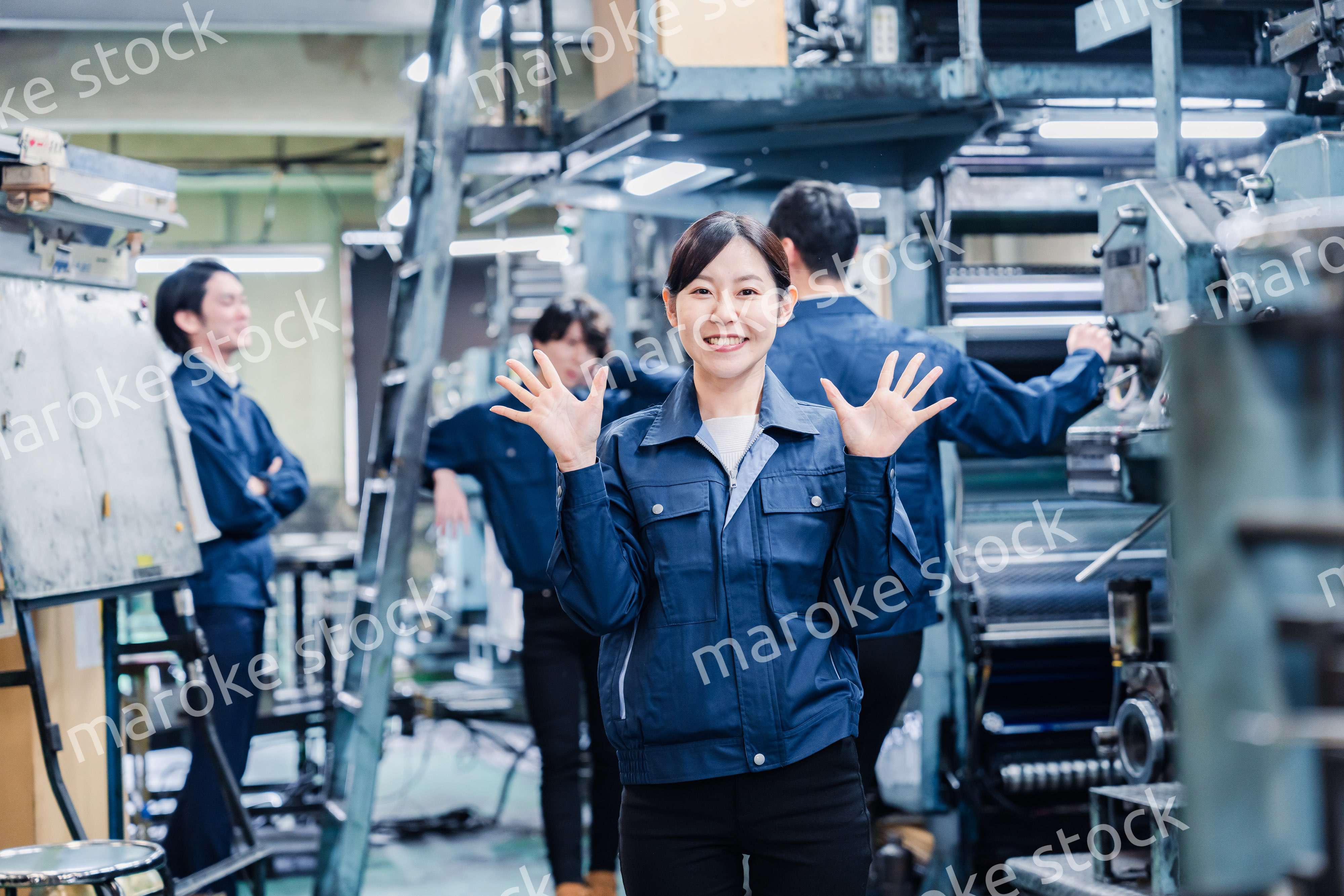 工場で喜ぶ女性労働者