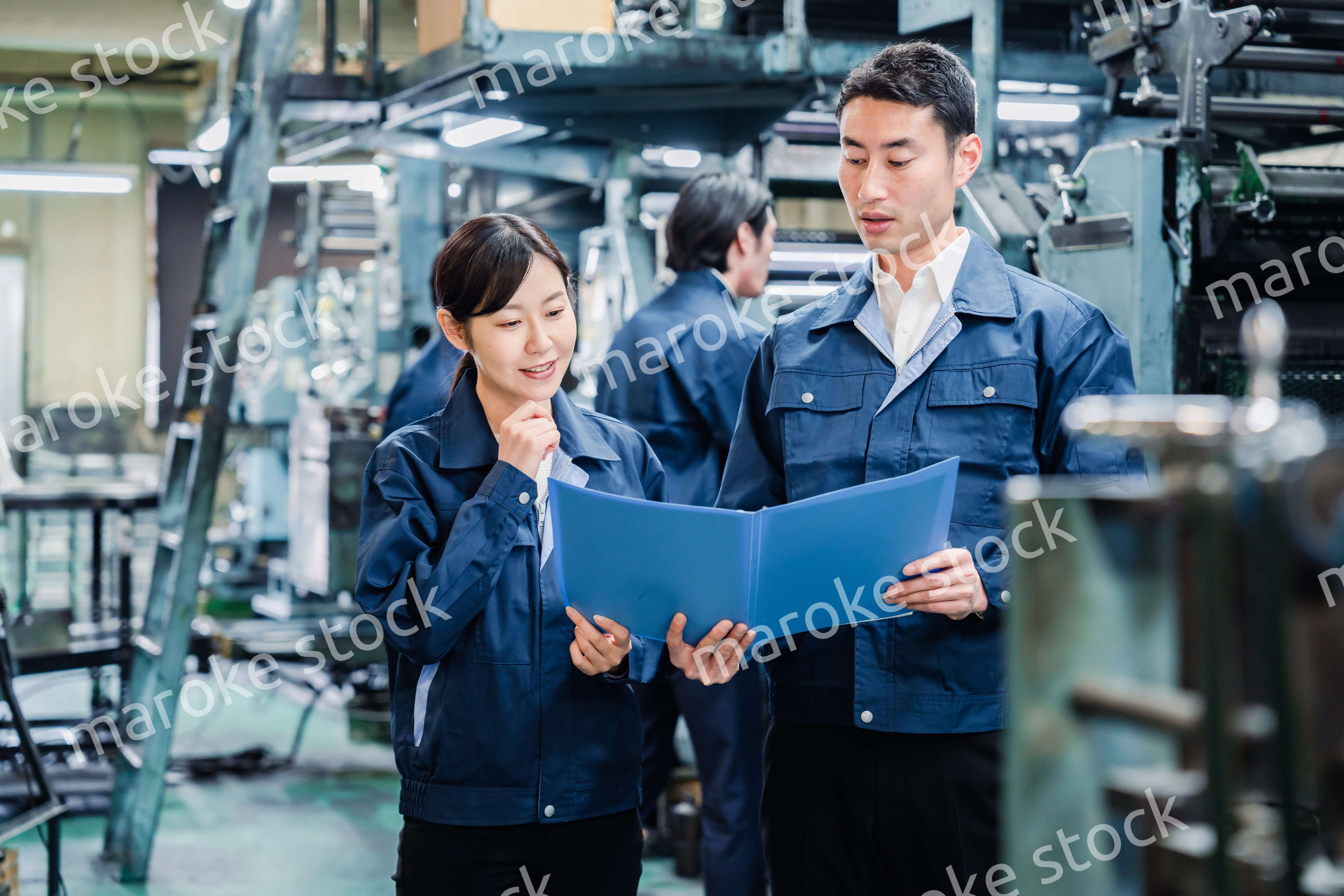 工場で生産計画を確認する労働者