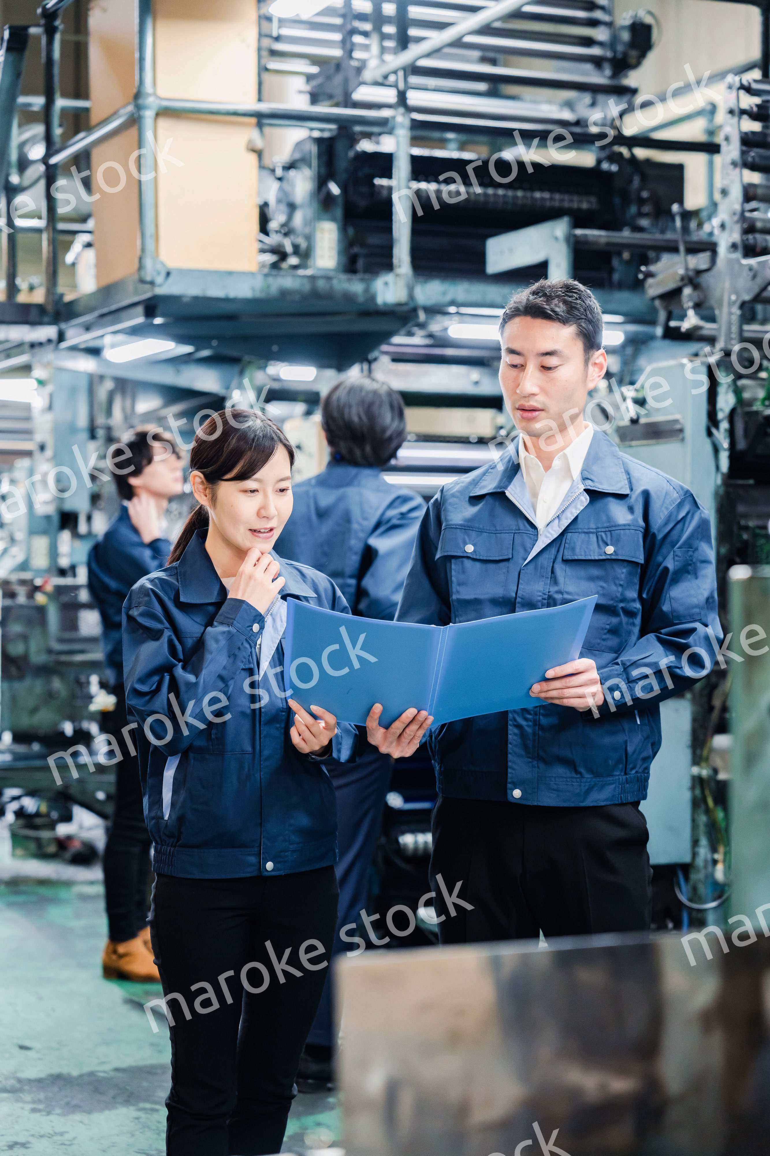 工場で生産計画を確認する労働者