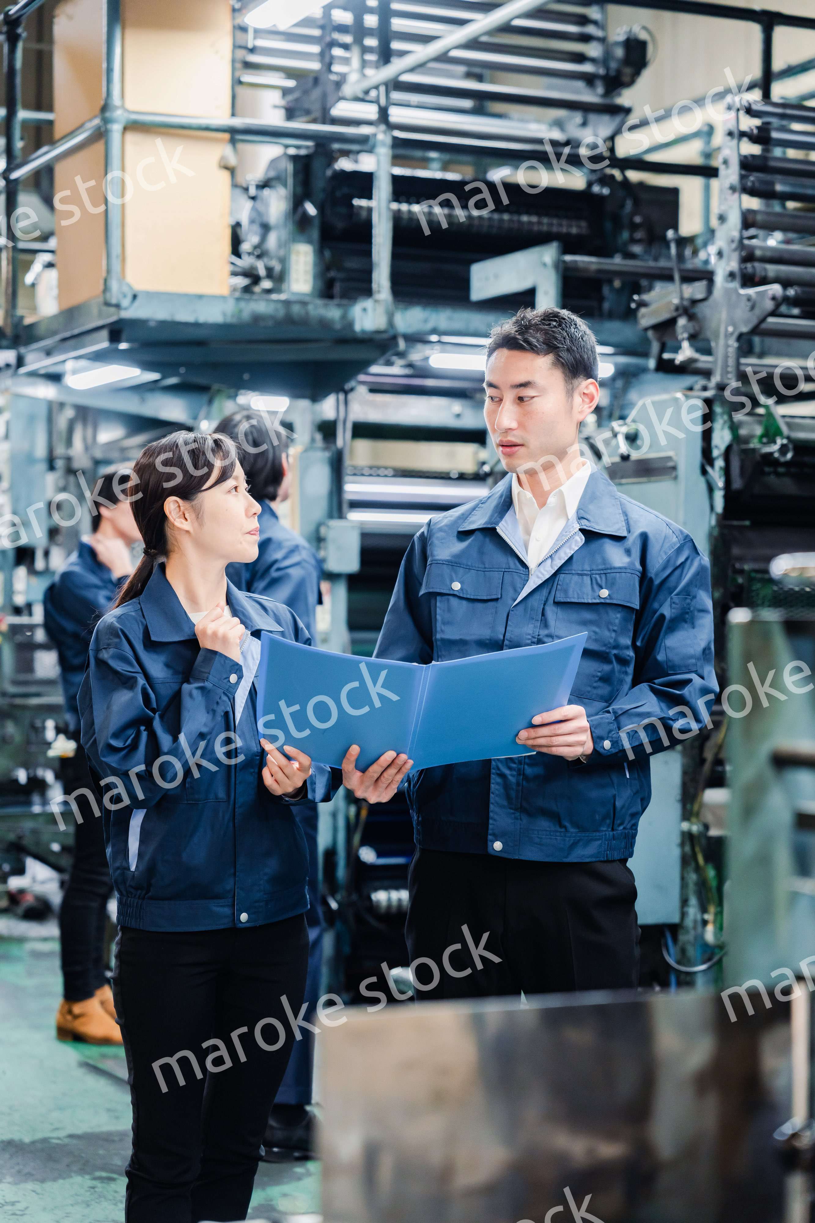 工場で生産計画を確認する労働者