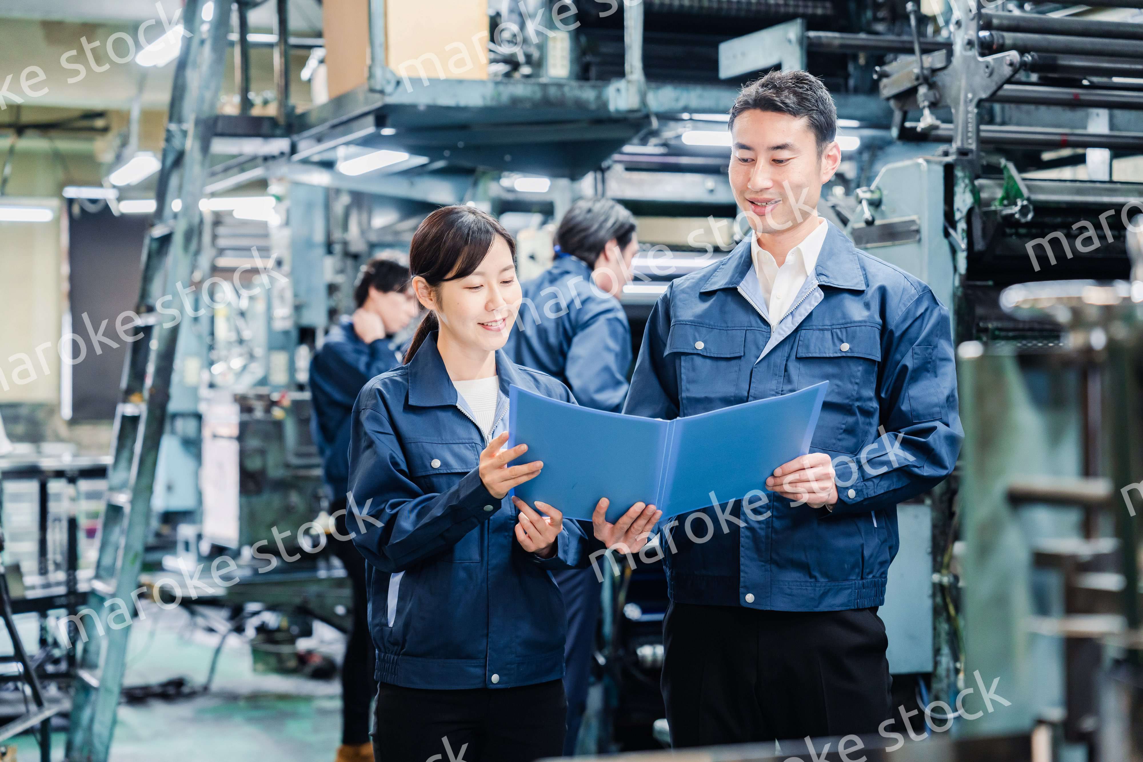 工場で生産計画を確認する労働者