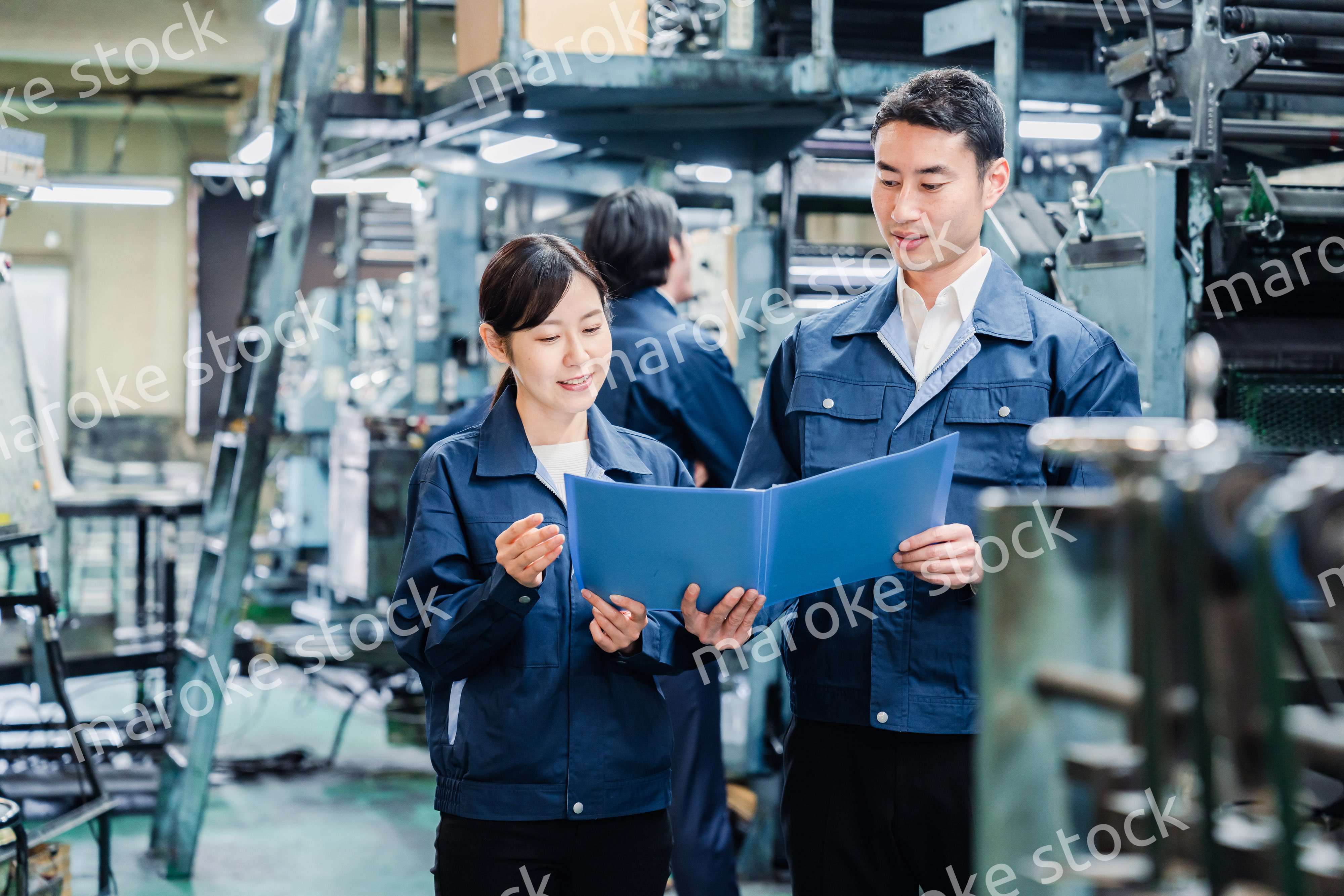 工場で生産計画を確認する労働者