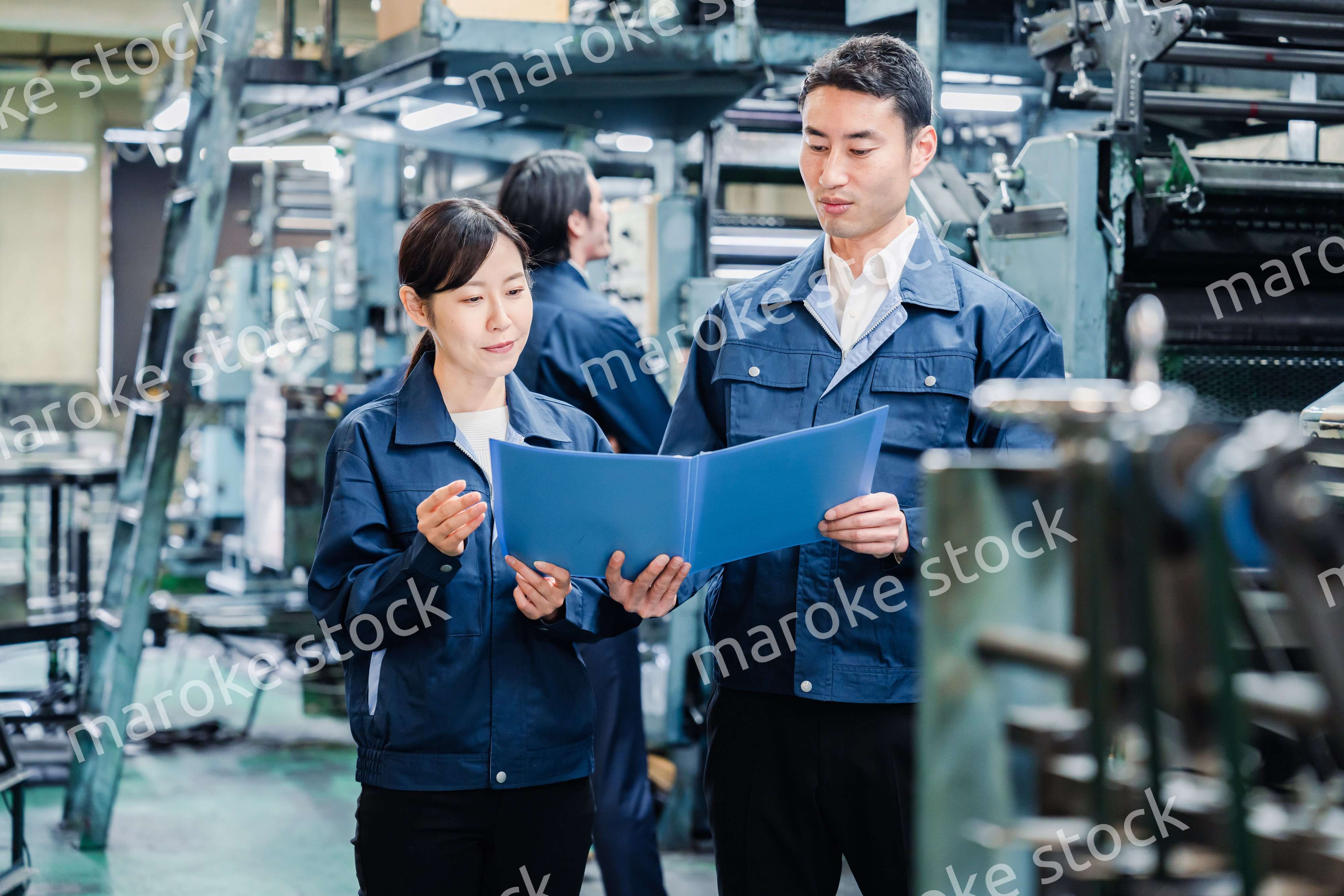 工場で生産計画を確認する労働者